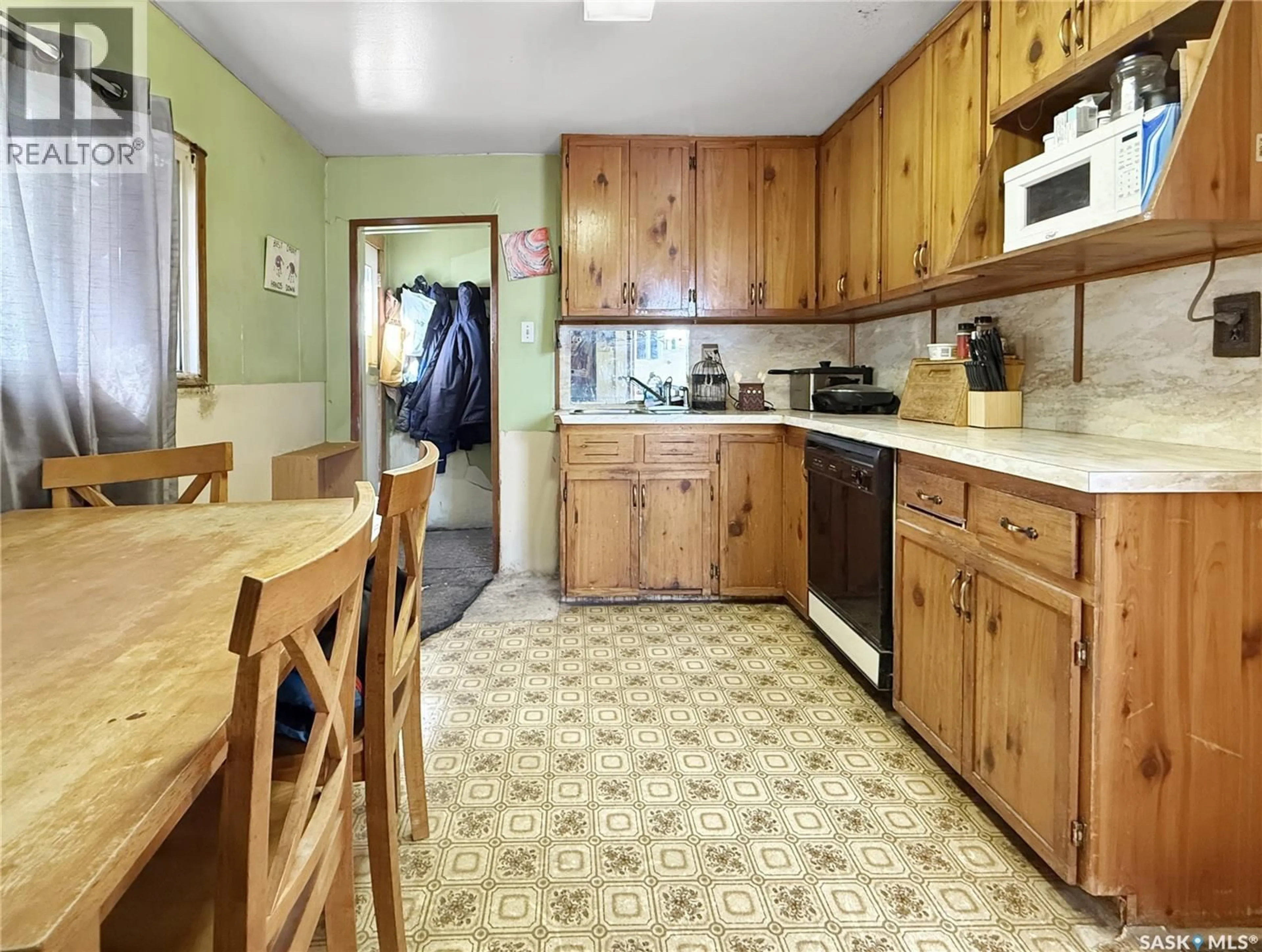 Standard kitchen, ceramic/tile floor for 206 6TH AVENUE, Swift Current Saskatchewan S9H0X8