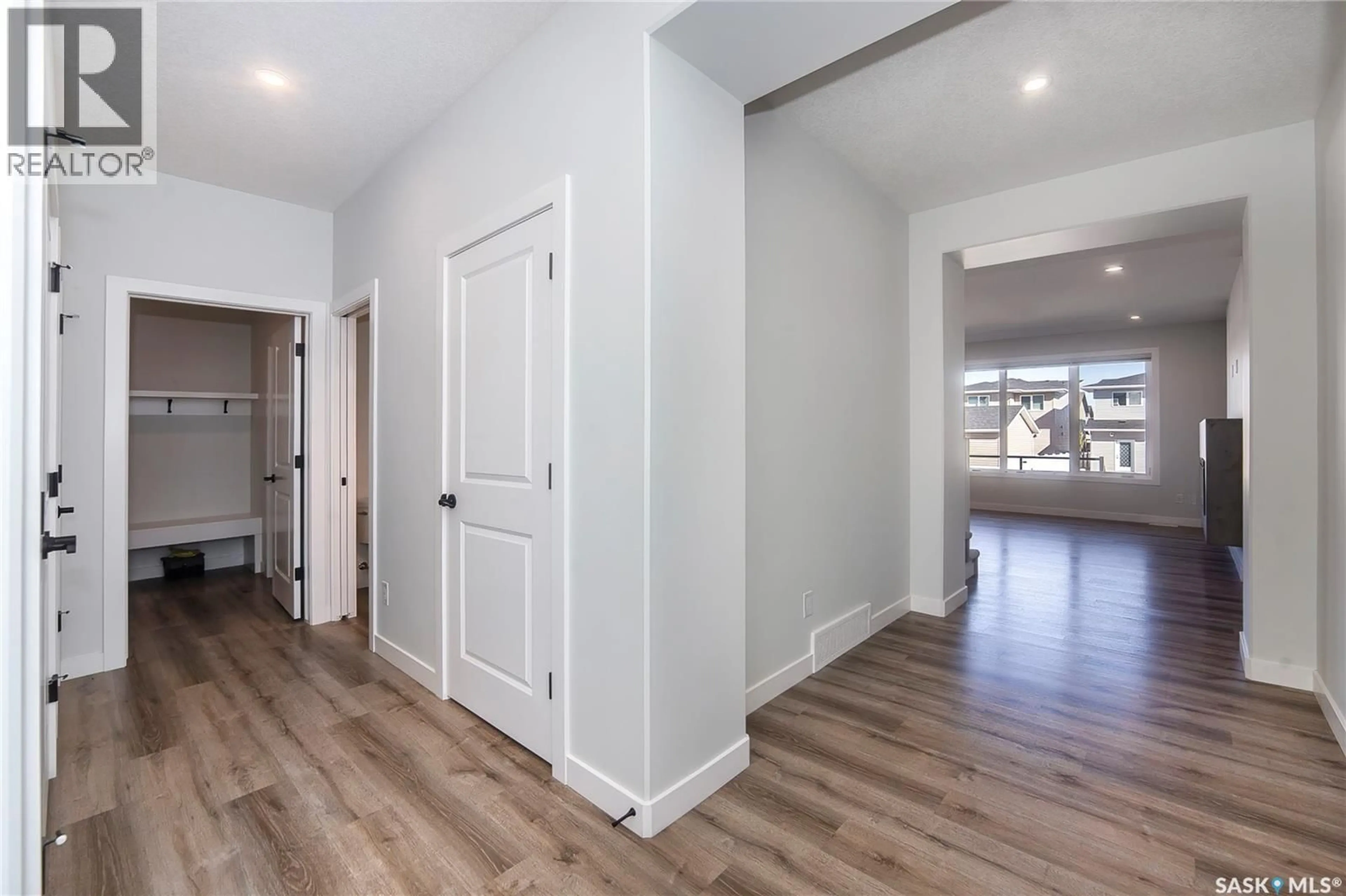 Indoor entryway for 259 PRASAD MANOR, Saskatoon Saskatchewan S7V1L4