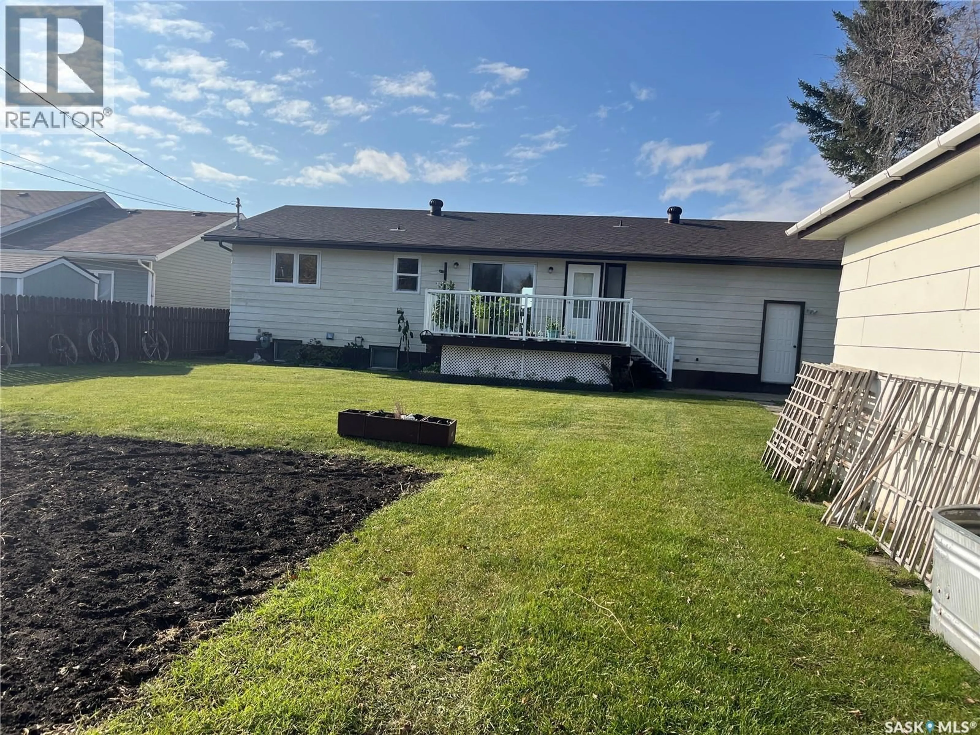 A pic from outside/outdoor area/front of a property/back of a property/a pic from drone, unknown for 206 4TH STREET, Wadena Saskatchewan S0A4J0