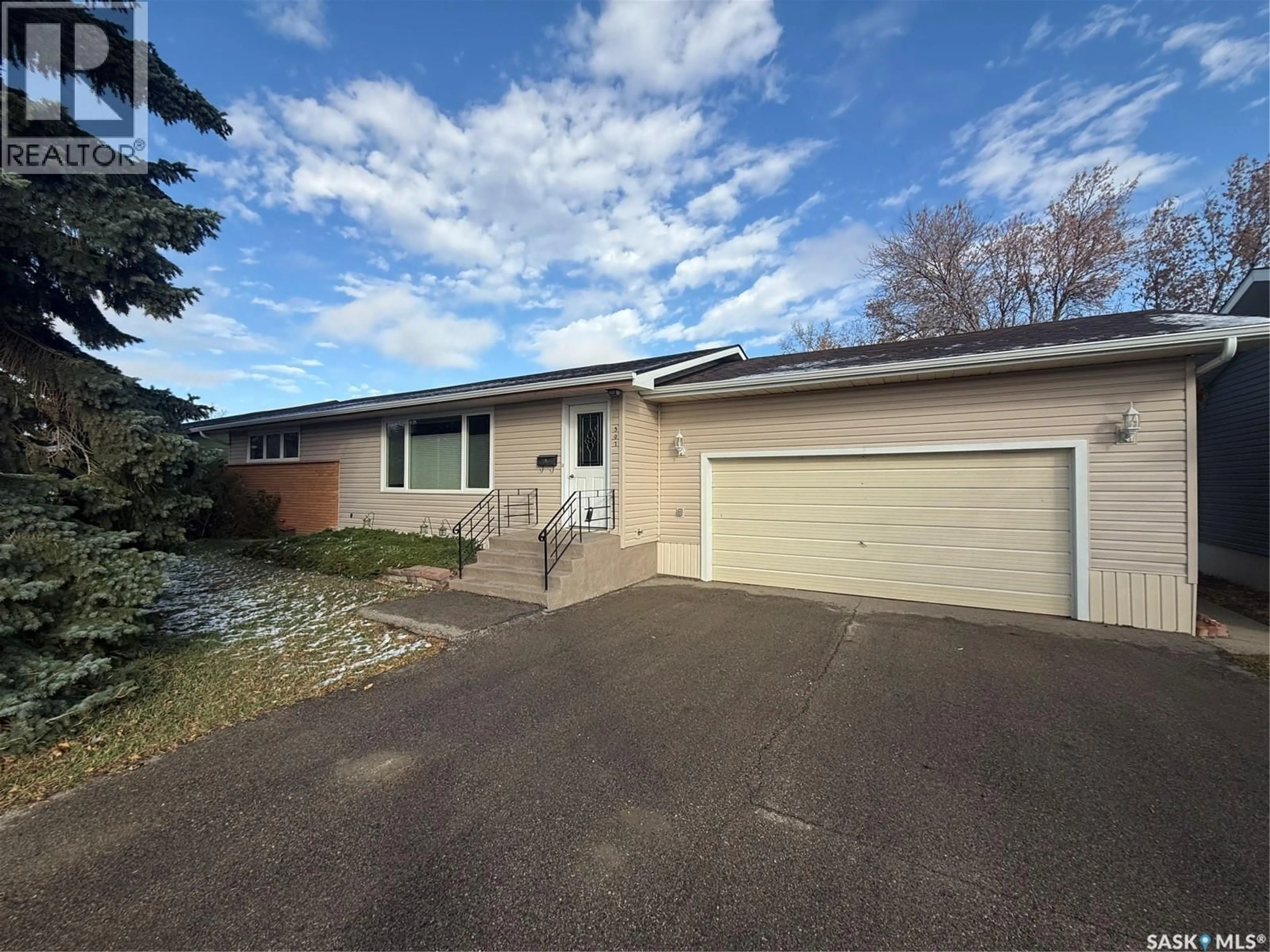 A pic from outside/outdoor area/front of a property/back of a property/a pic from drone, street for 507 7TH AVENUE, Assiniboia Saskatchewan S0H0B0