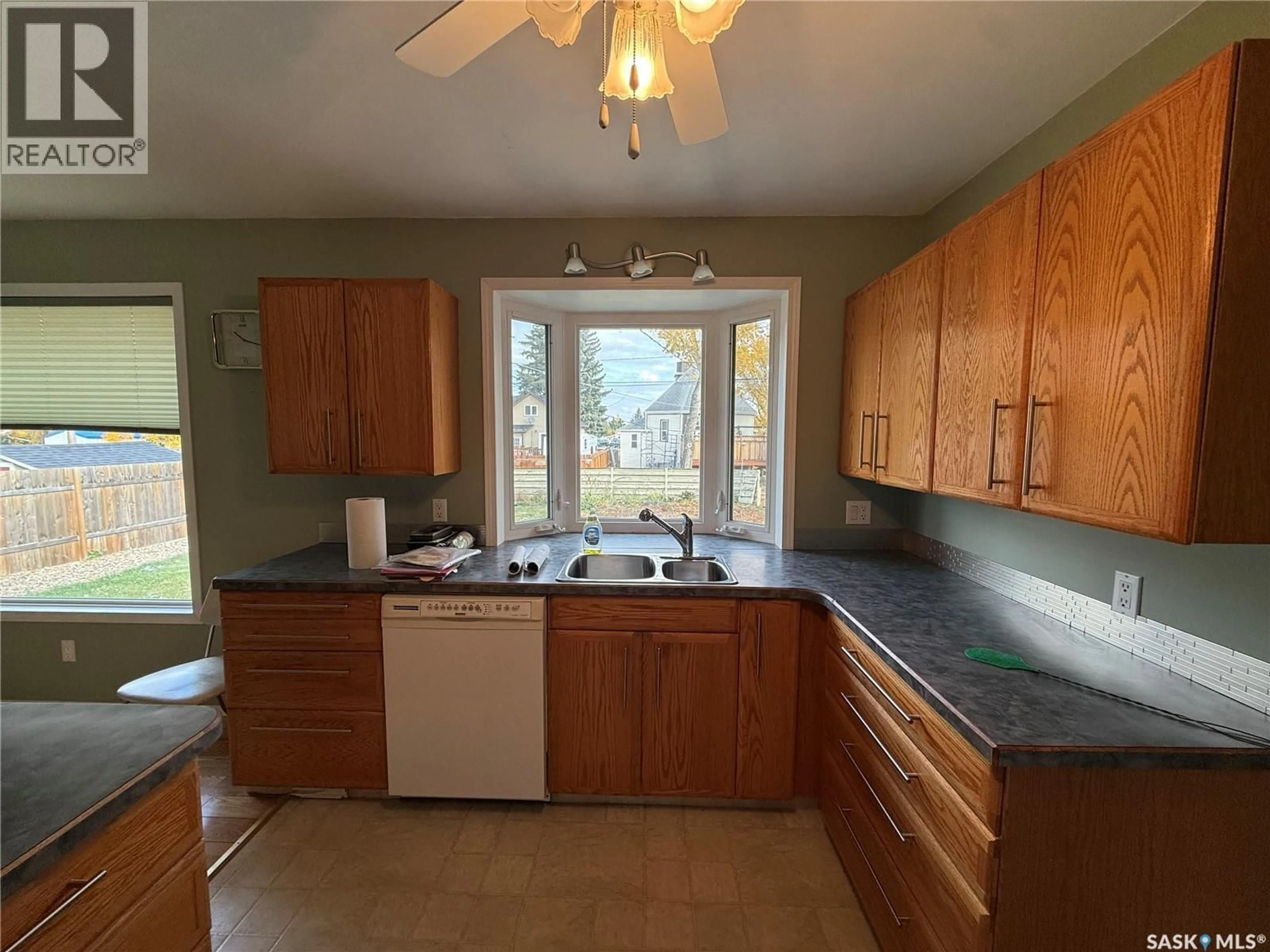 Standard kitchen, unknown for 507 7TH AVENUE, Assiniboia Saskatchewan S0H0B0
