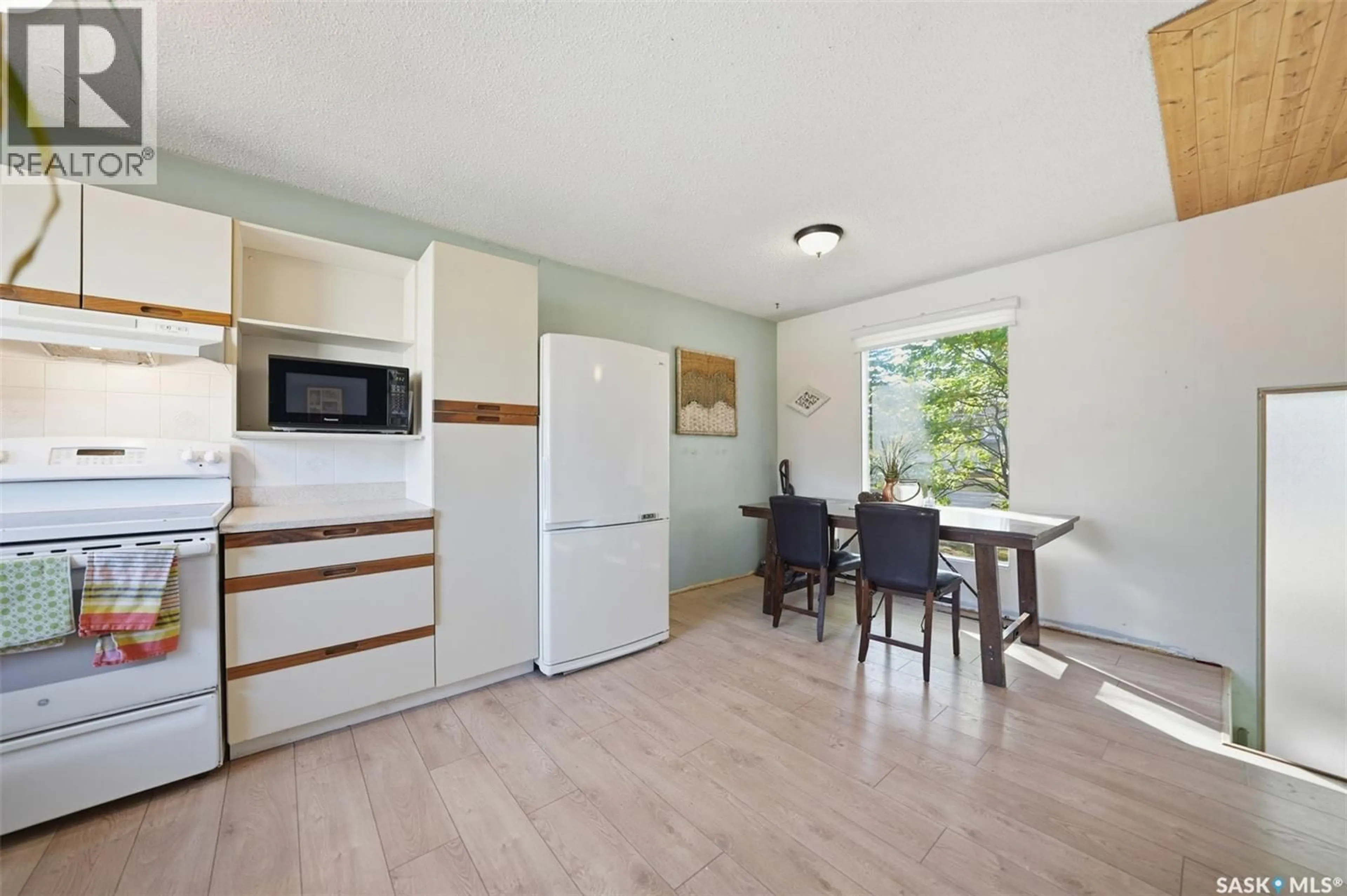 Standard kitchen, wood/laminate floor for 79 SPINKS DRIVE, Saskatoon Saskatchewan S7H3X1