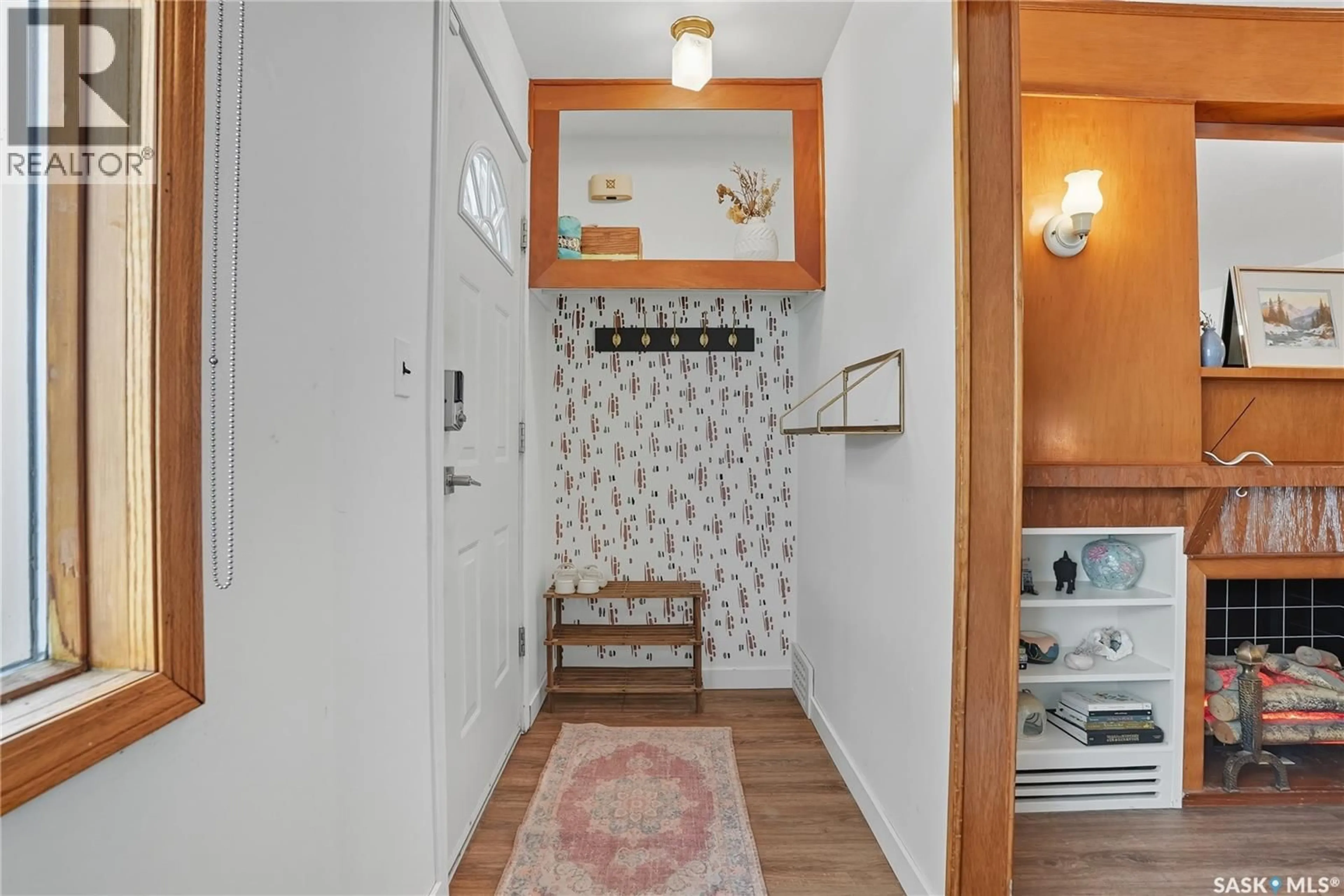 Indoor entryway for 512 I AVENUE, Saskatoon Saskatchewan S7M1Y5