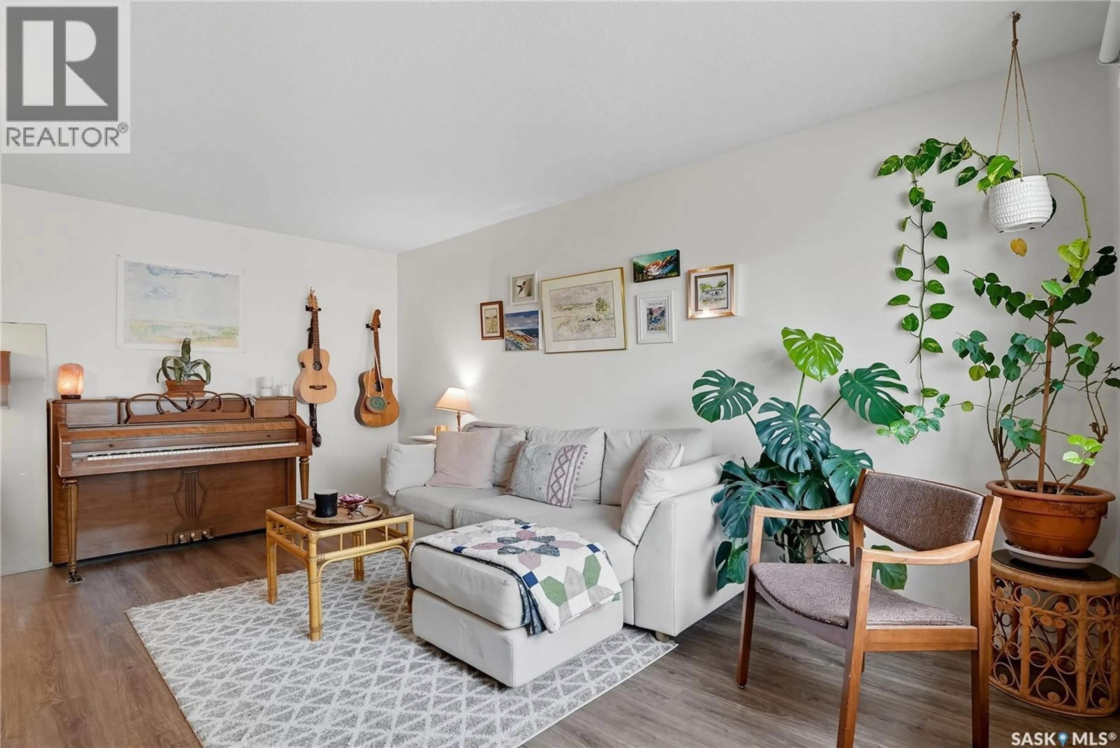 Living room with furniture, unknown for 512 I AVENUE, Saskatoon Saskatchewan S7M1Y5