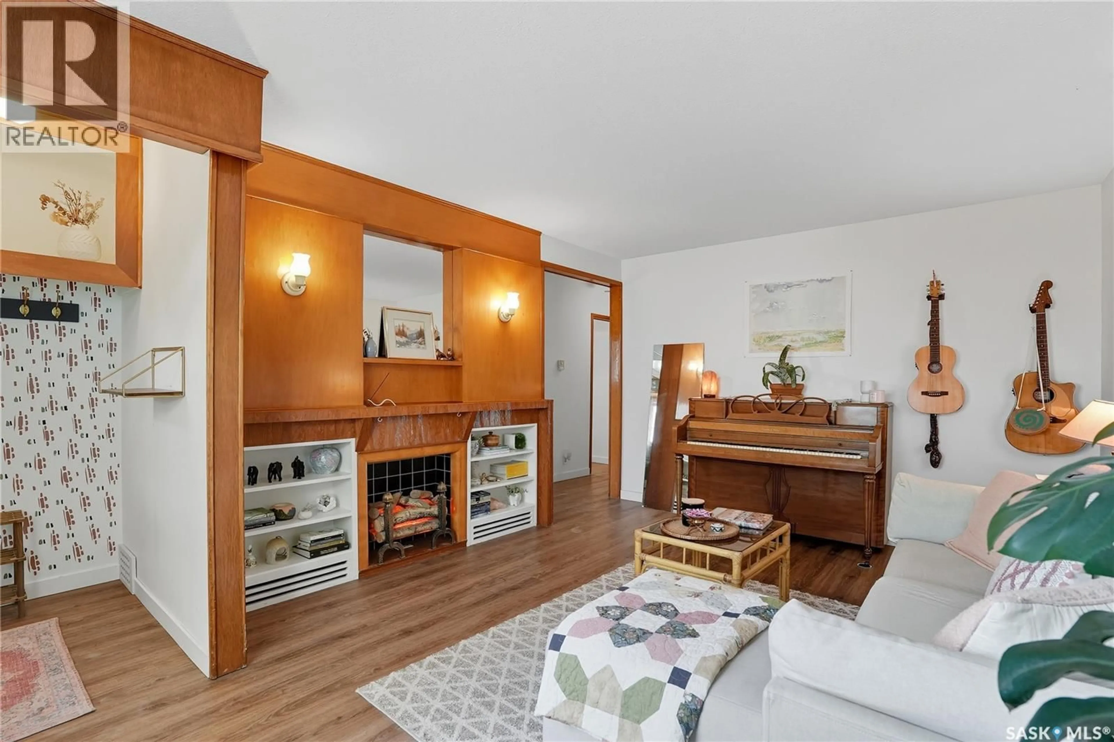 Living room with furniture, wood/laminate floor for 512 I AVENUE, Saskatoon Saskatchewan S7M1Y5