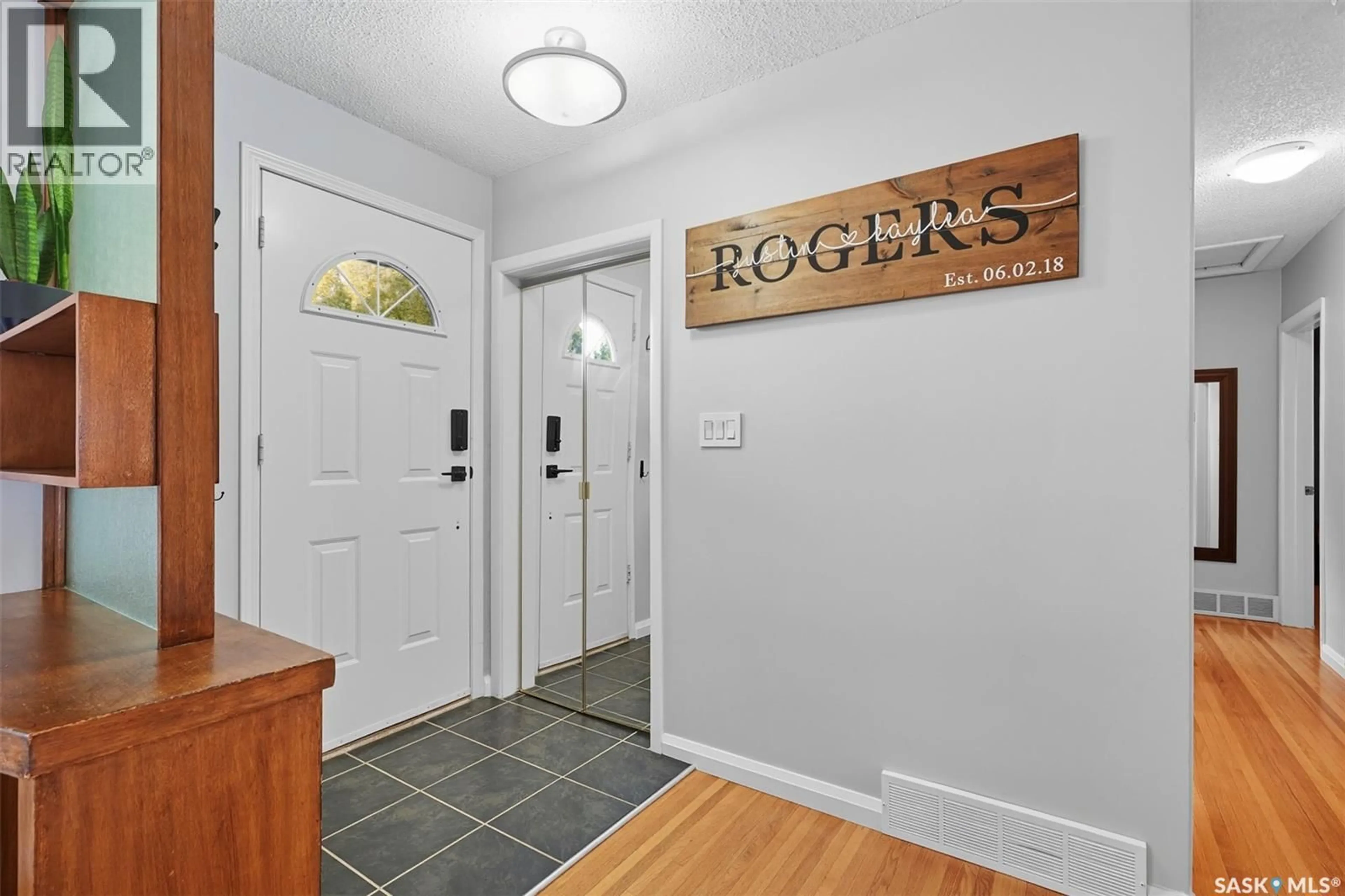 Indoor entryway for 117 WILSON CRESCENT, Saskatoon Saskatchewan S7J2L6