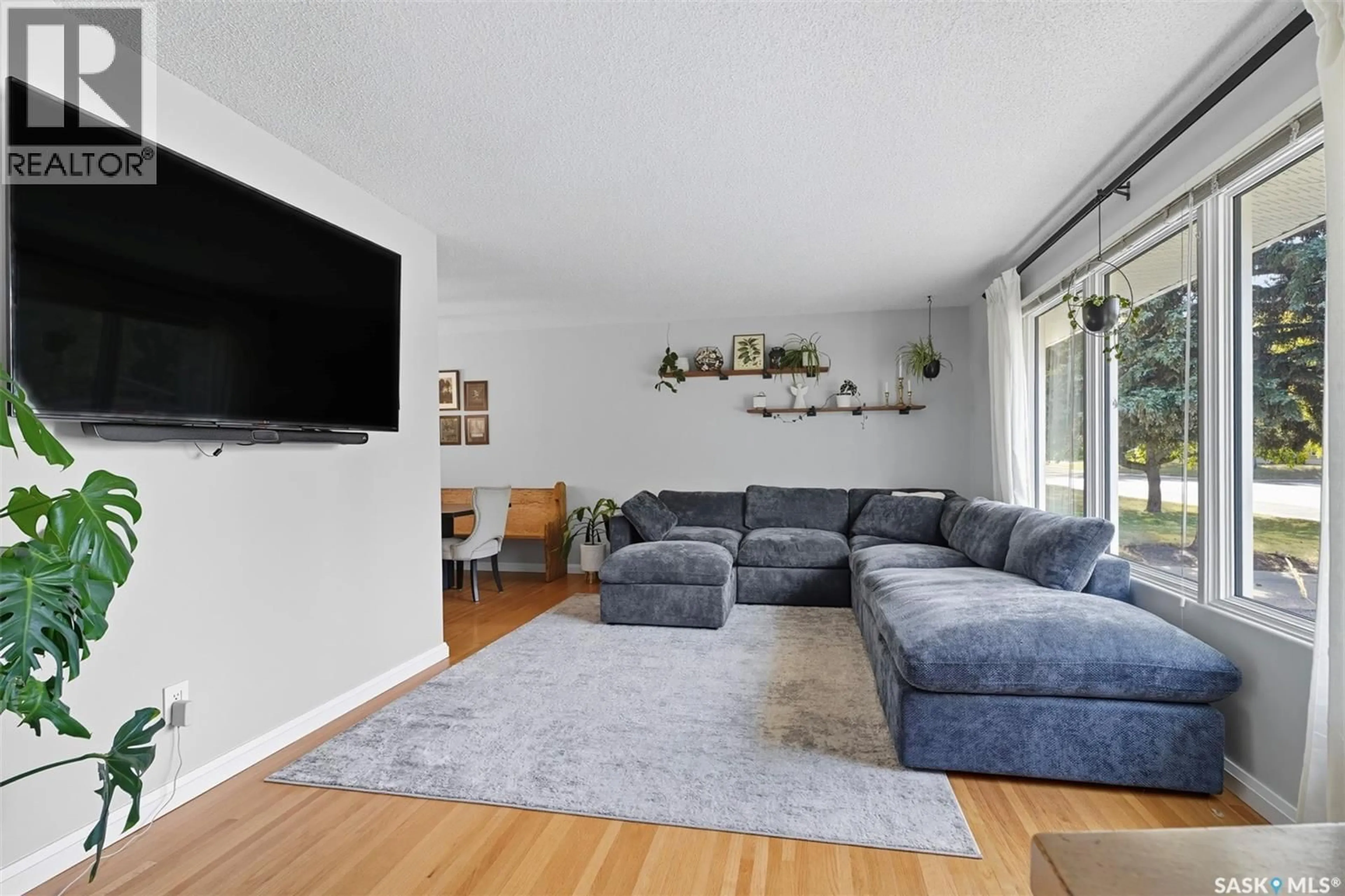 Living room with furniture, unknown for 117 WILSON CRESCENT, Saskatoon Saskatchewan S7J2L6