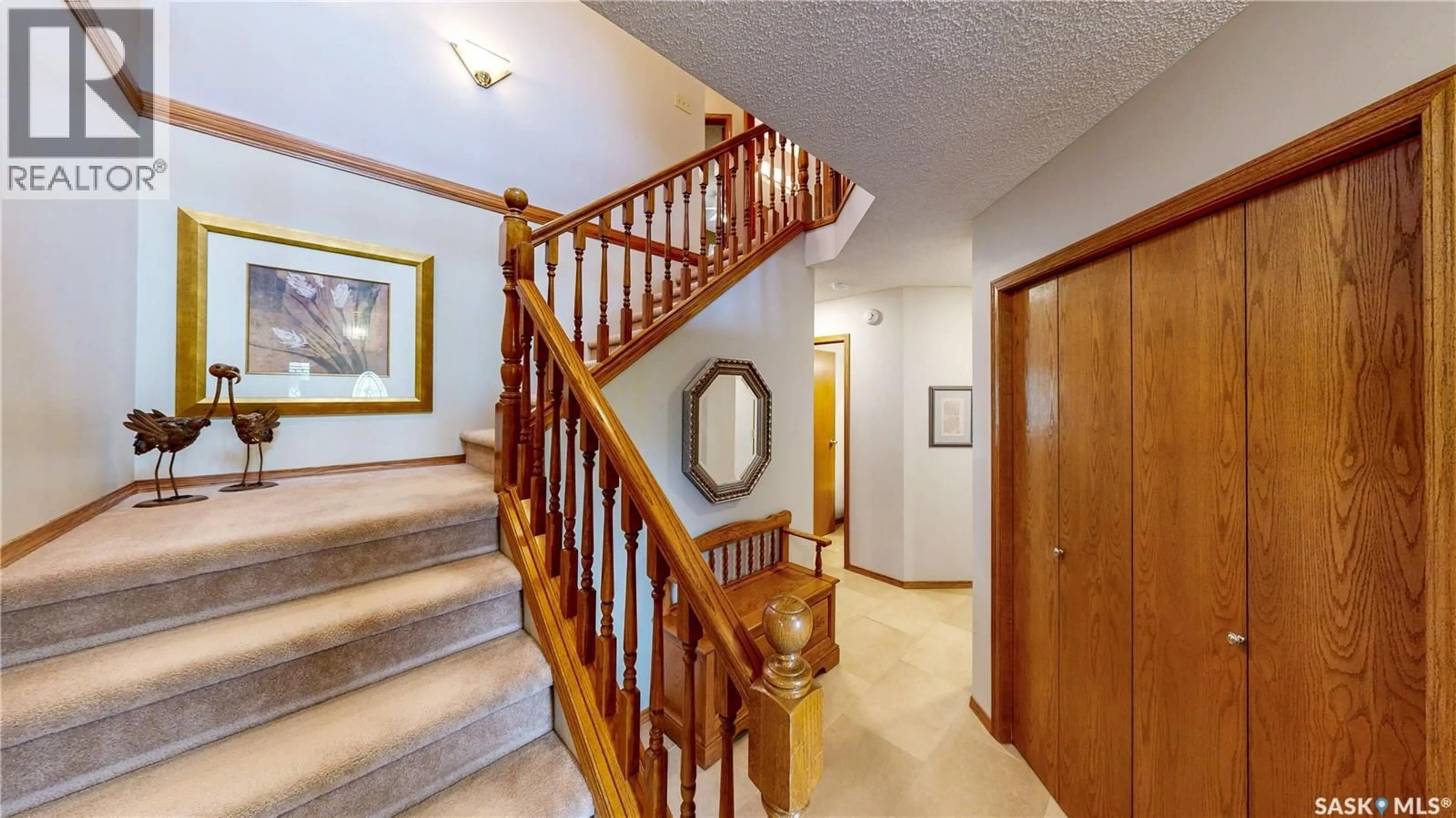 Indoor foyer for 2631 CROCUS DRIVE, Regina Saskatchewan S4V1S8