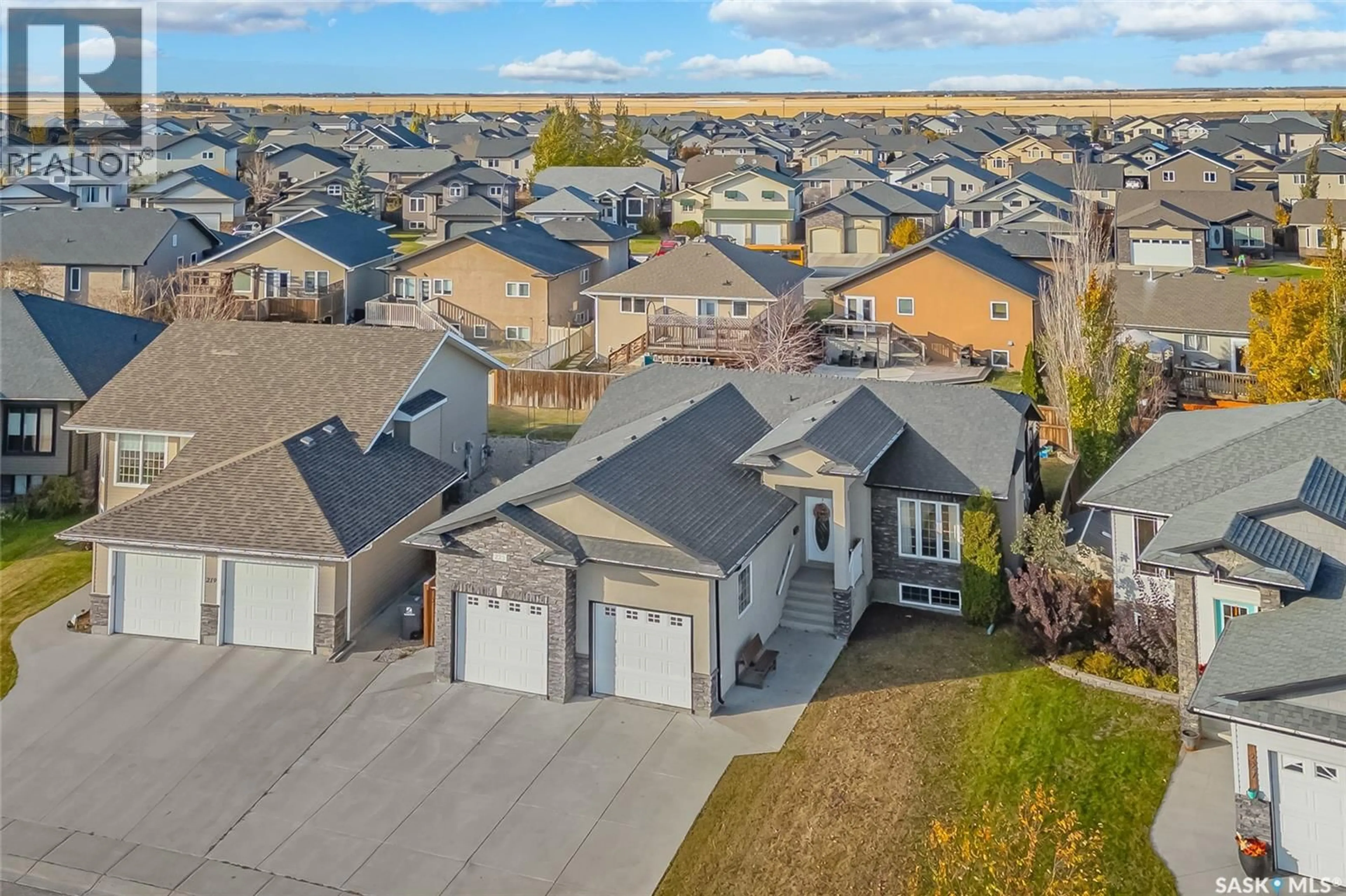 A pic from outside/outdoor area/front of a property/back of a property/a pic from drone, street for 223 GREENFIELD CRESCENT, Saskatoon Saskatchewan S7R0B5