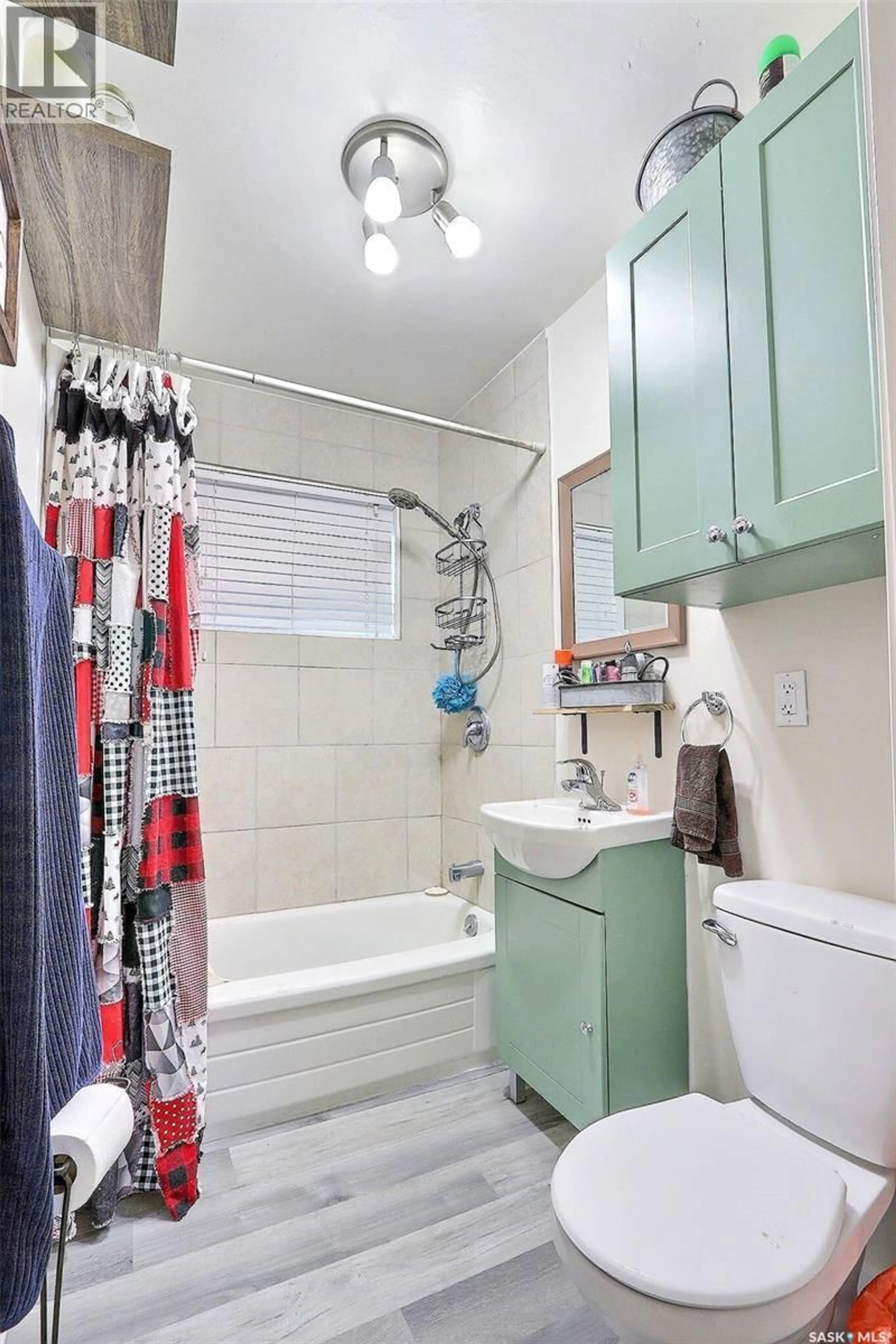 Standard bathroom, ceramic/tile floor for 860 7TH STREET, Prince Albert Saskatchewan S6V0T2