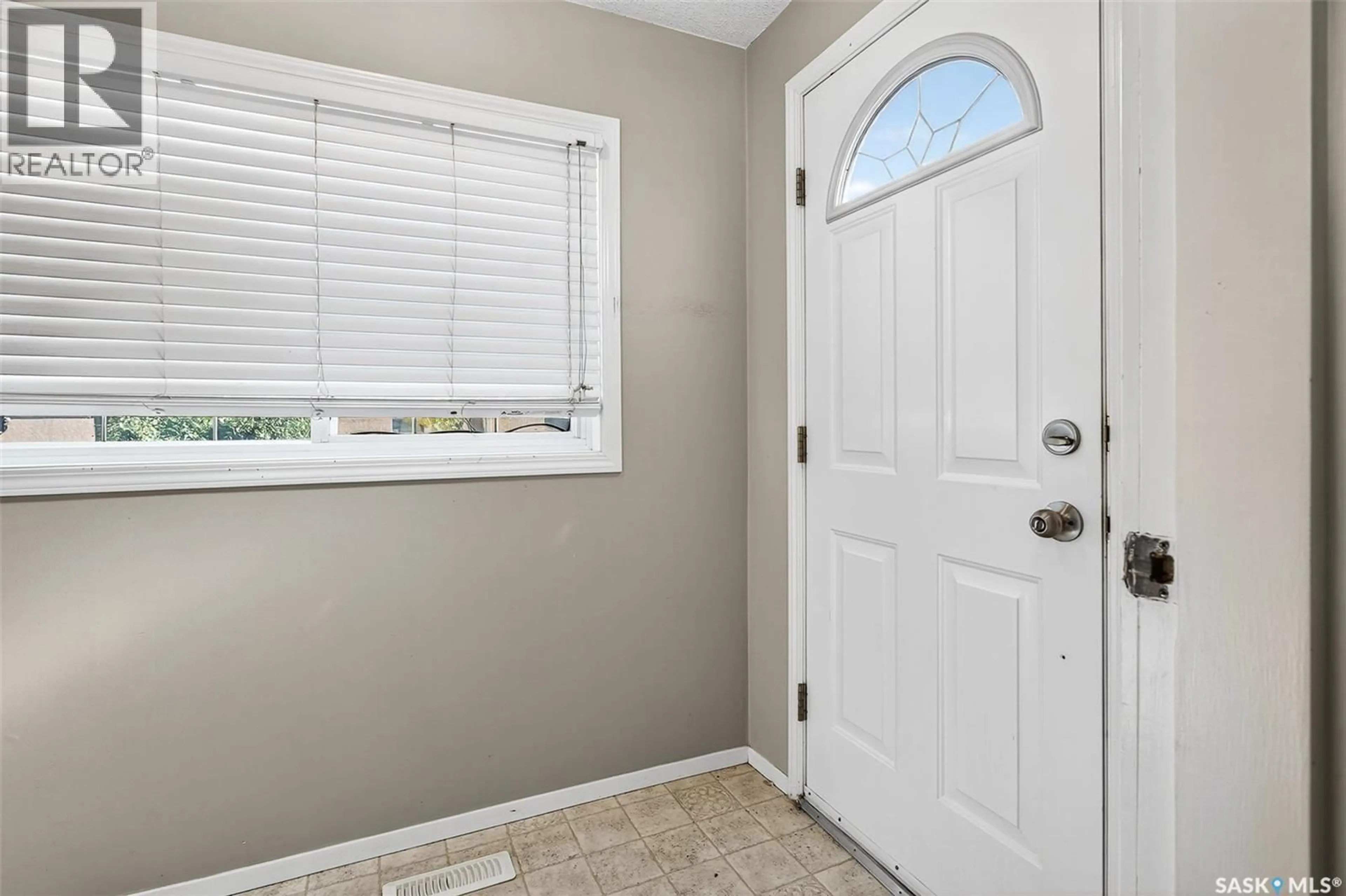 Indoor entryway for 1020 9TH AVENUE, Moose Jaw Saskatchewan S6H4J5