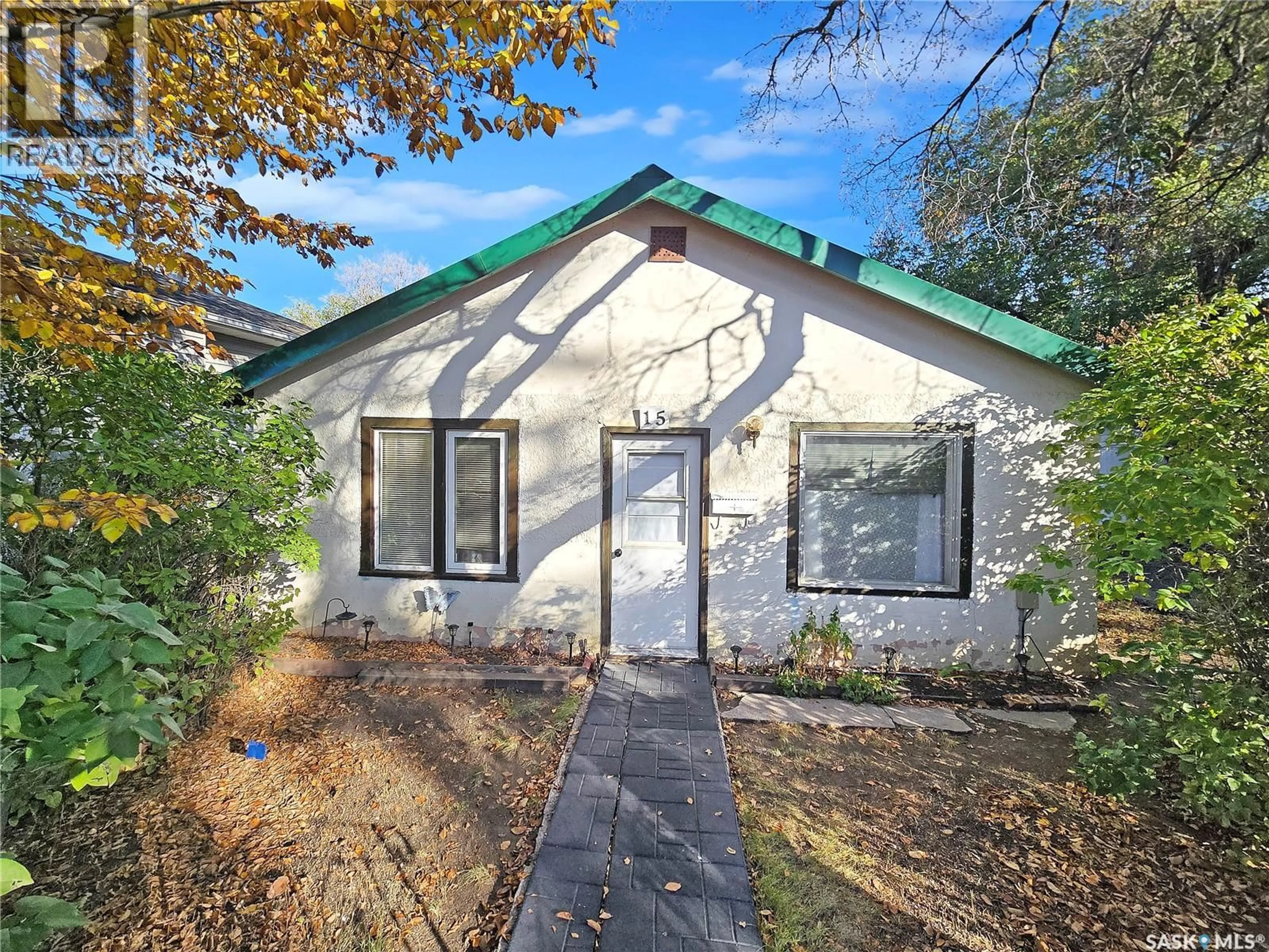 Home with vinyl exterior material, building for 15 10TH AVENUE, Swift Current Saskatchewan S9H2T1