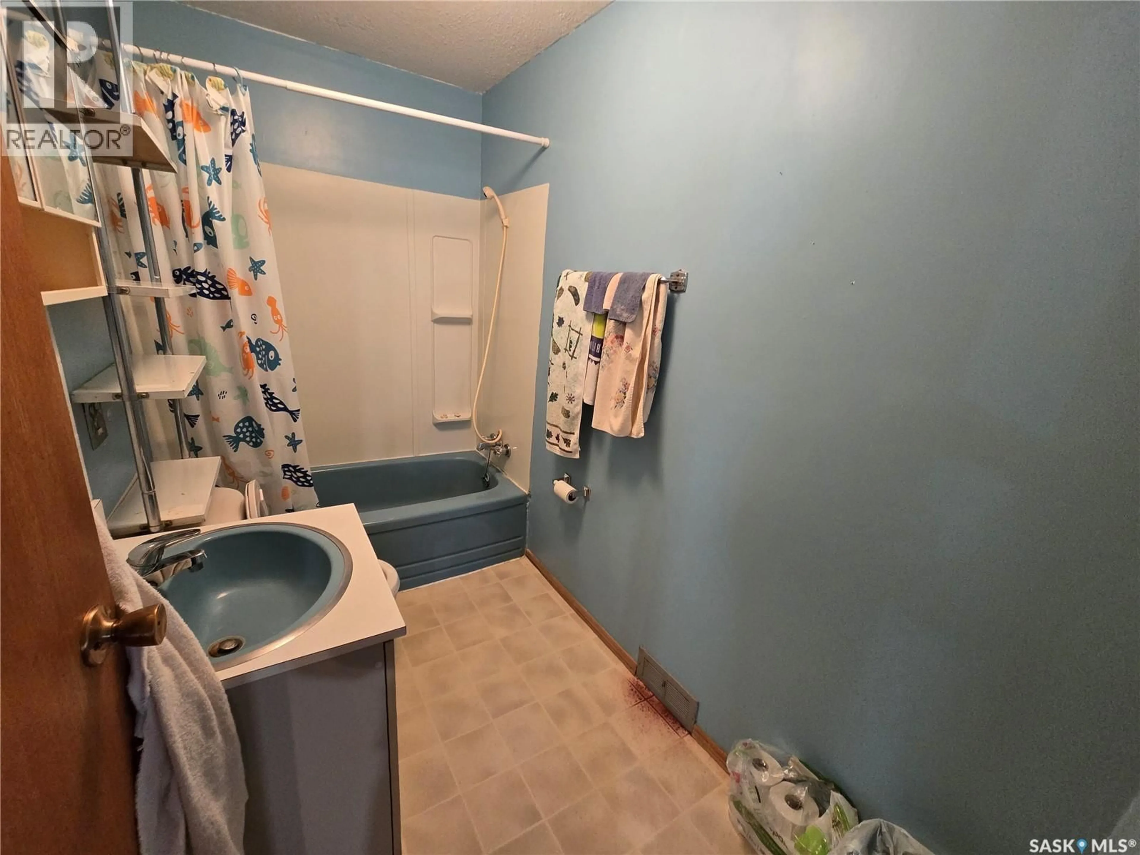 Standard bathroom, unknown for 15 10TH AVENUE, Swift Current Saskatchewan S9H2T1