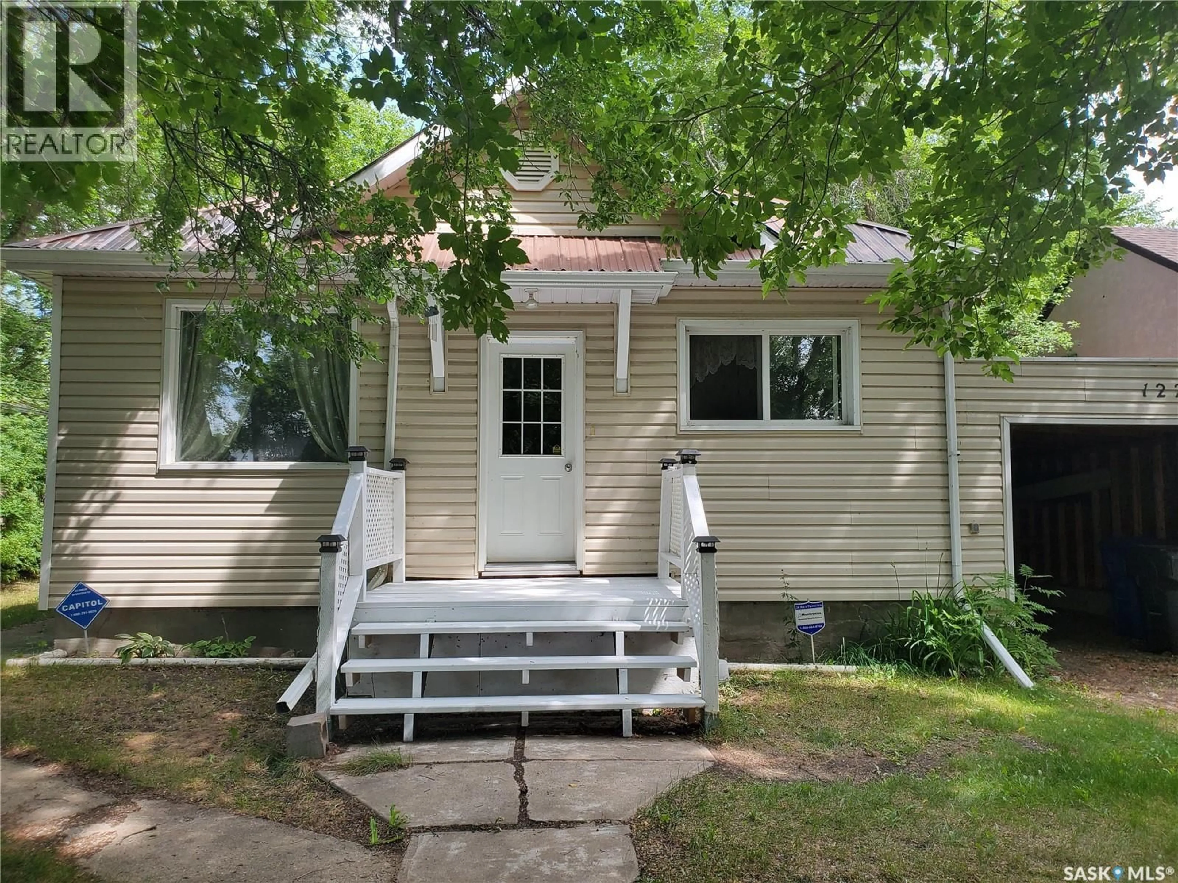 Home with vinyl exterior material, street for 122 WALL AVENUE, Kamsack Saskatchewan S0A1S0