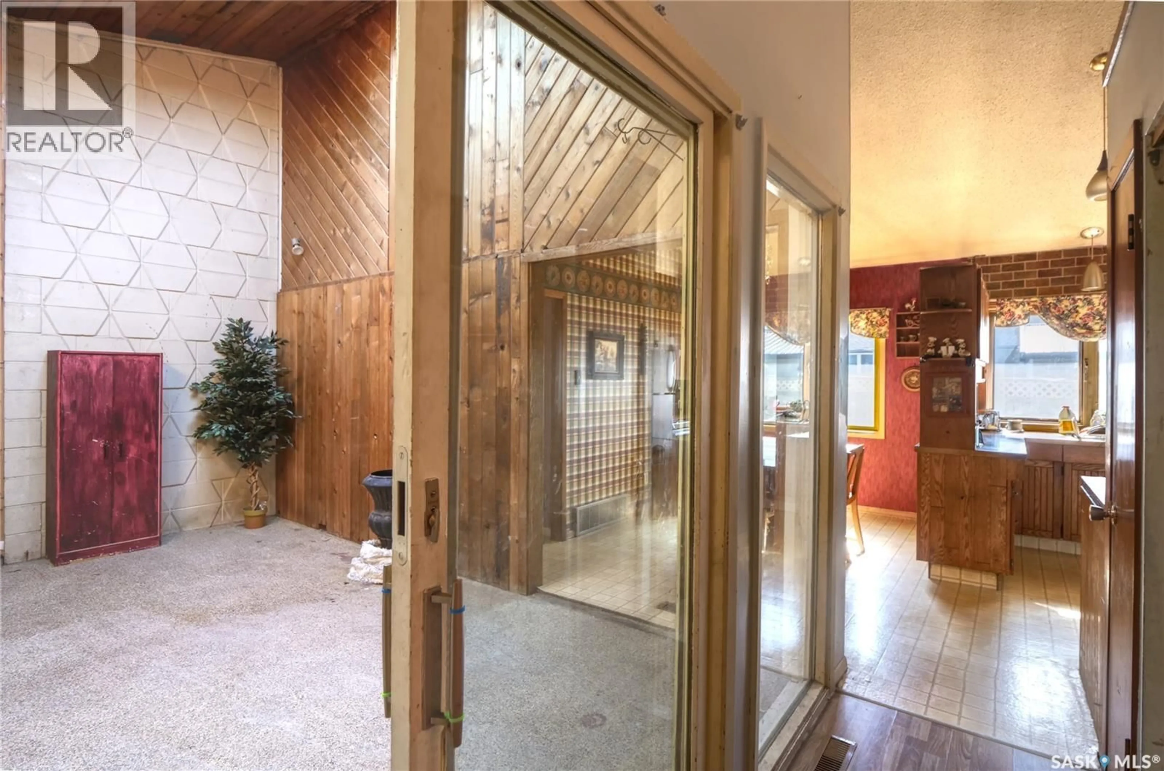 Indoor foyer for 1211 GORDON ROAD, Moose Jaw Saskatchewan S6H3E3