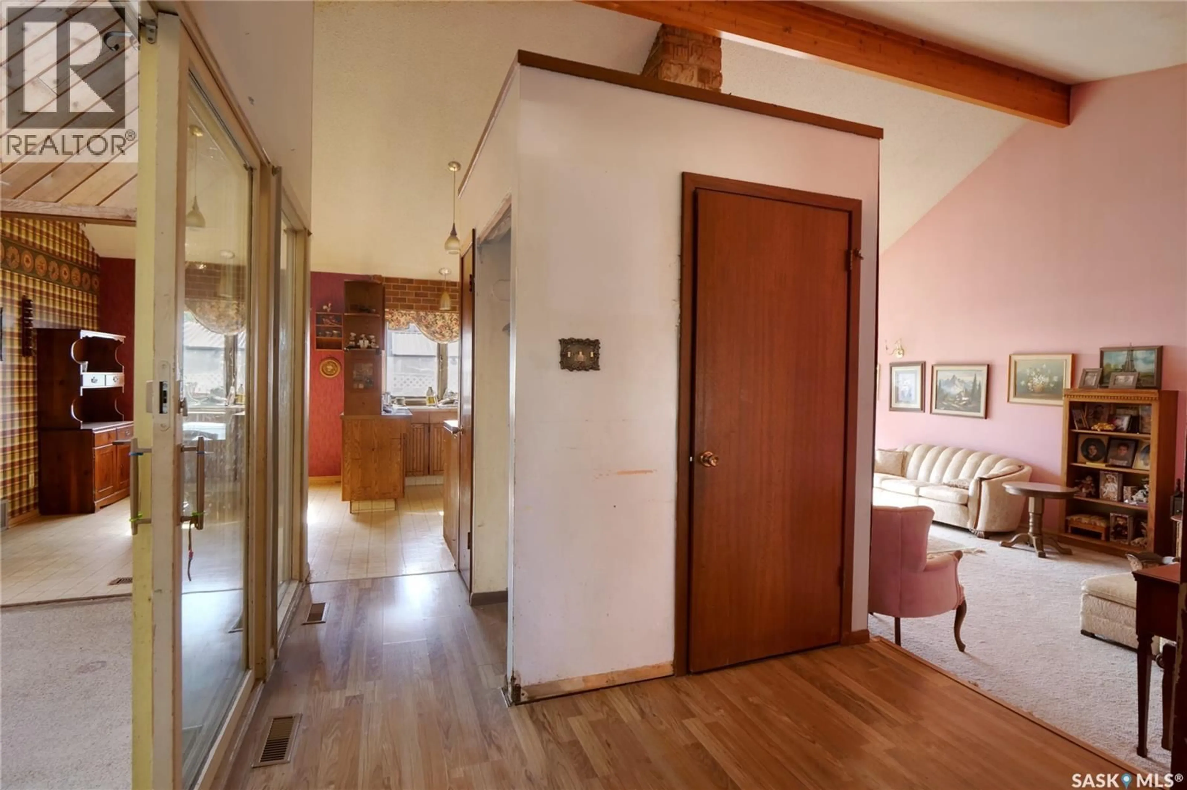 Indoor foyer for 1211 GORDON ROAD, Moose Jaw Saskatchewan S6H3E3