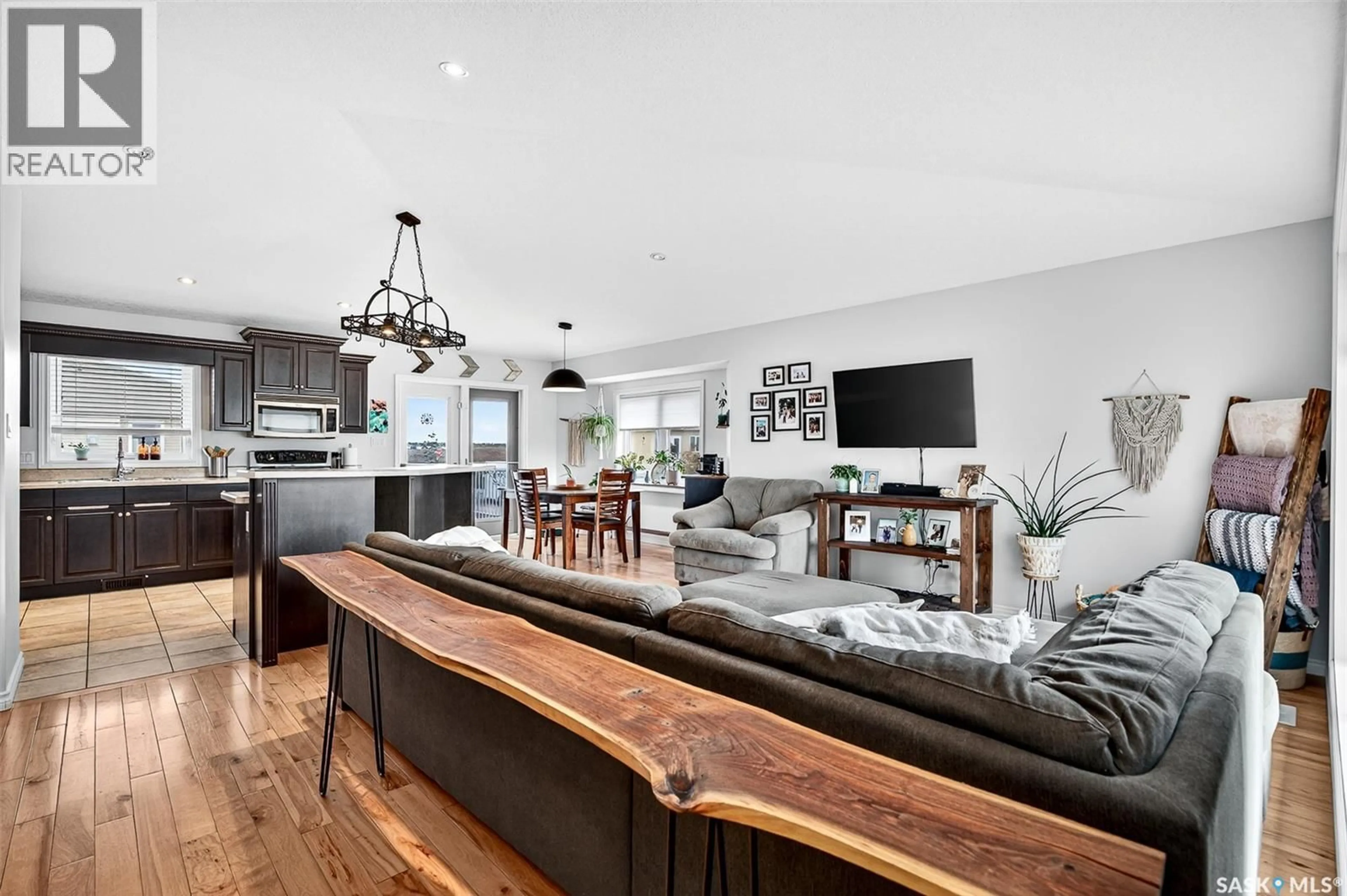 Open concept kitchen, unknown for 2 BELMONT CRESCENT, Moose Jaw Saskatchewan S6K1C5