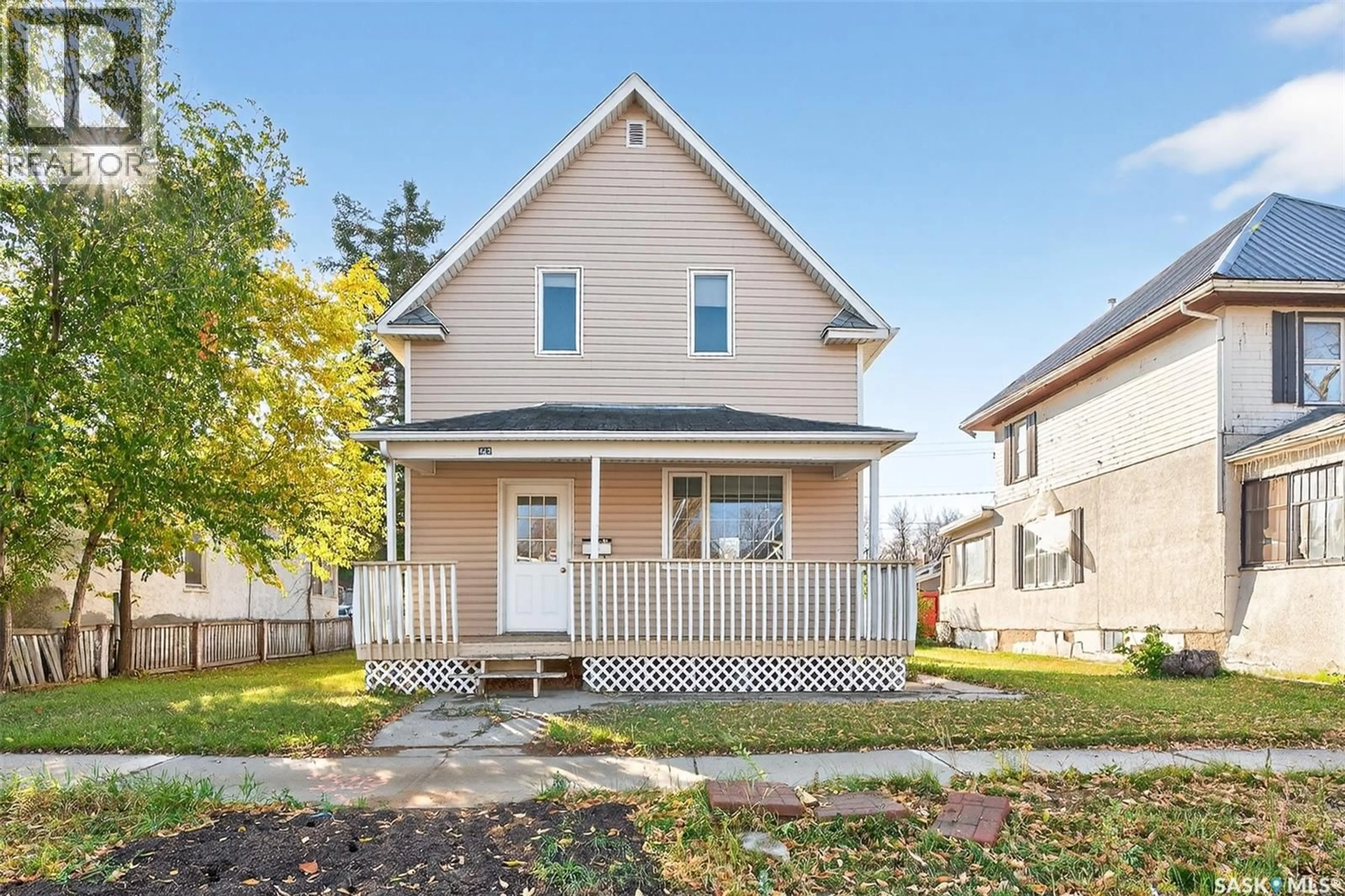 Home with vinyl exterior material, street for 423 COTEAU STREET, Moose Jaw Saskatchewan S6H5E1