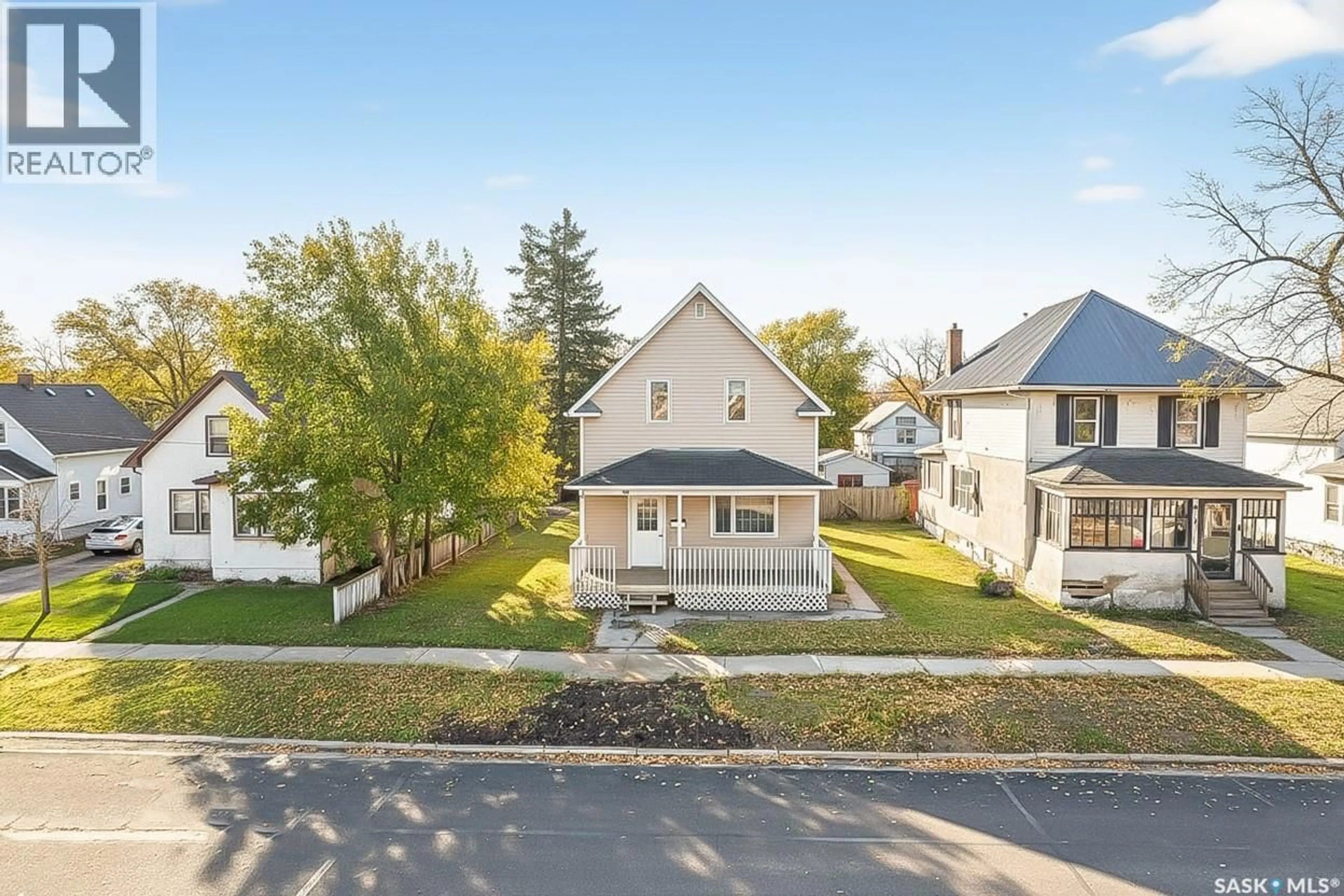 A pic from outside/outdoor area/front of a property/back of a property/a pic from drone, street for 423 COTEAU STREET, Moose Jaw Saskatchewan S6H5E1