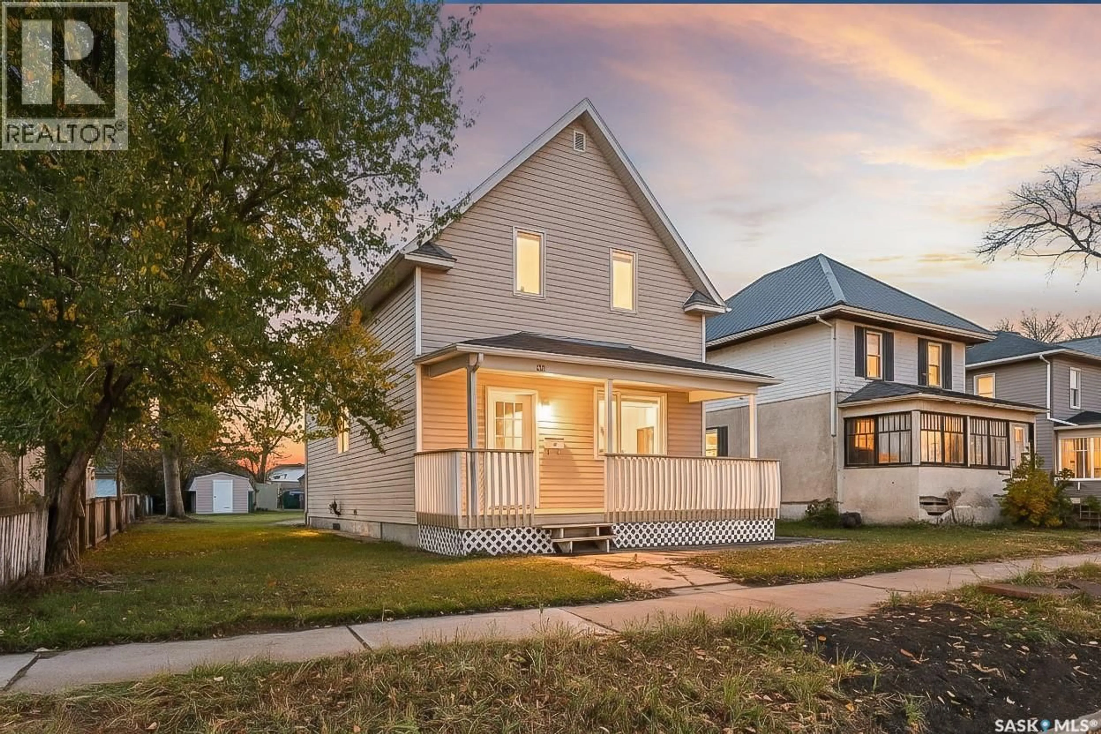 Home with vinyl exterior material, street for 423 COTEAU STREET, Moose Jaw Saskatchewan S6H5E1