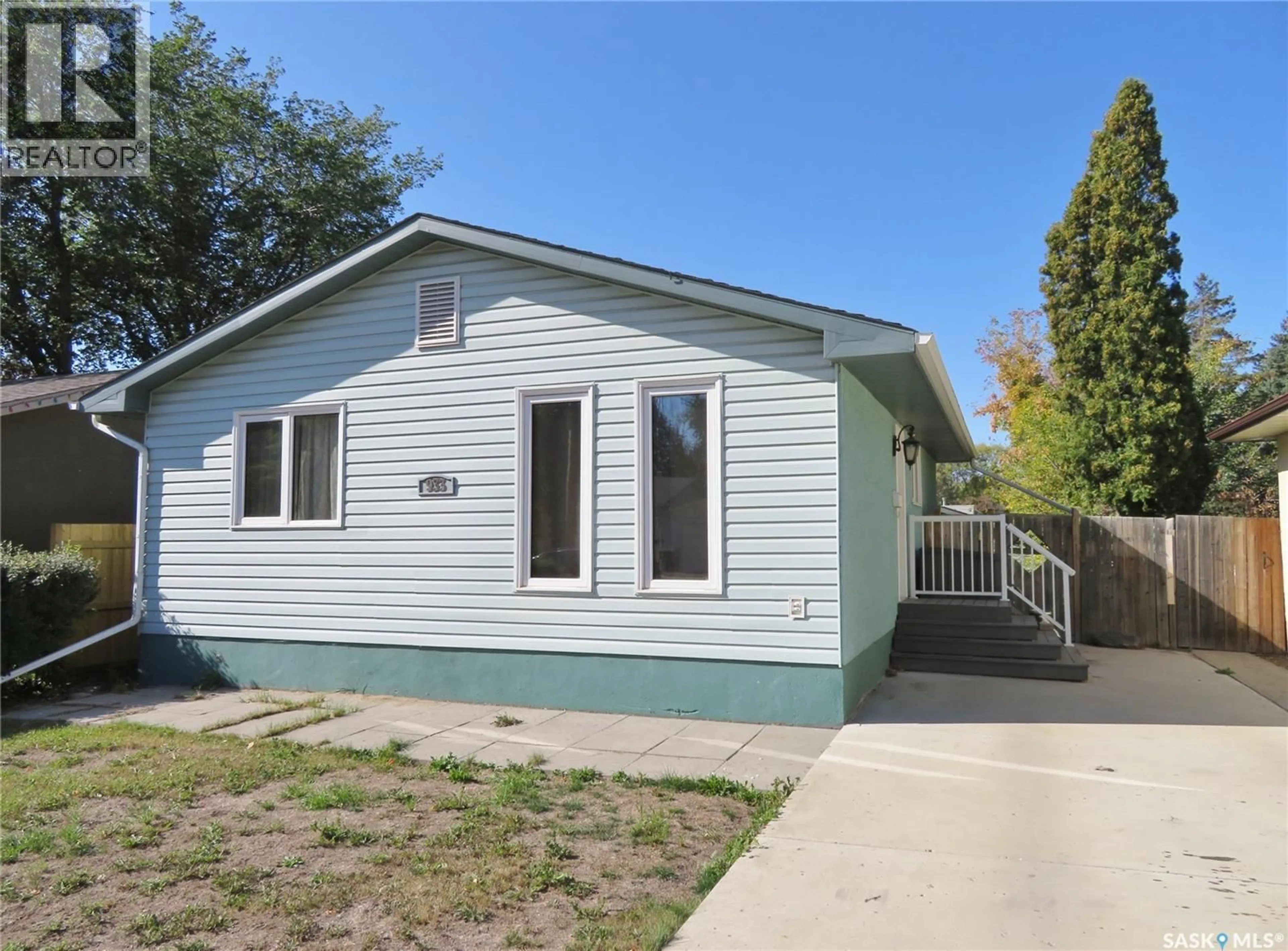 Home with vinyl exterior material, street for 933 MACKLEM DRIVE, Saskatoon Saskatchewan S7L4R7