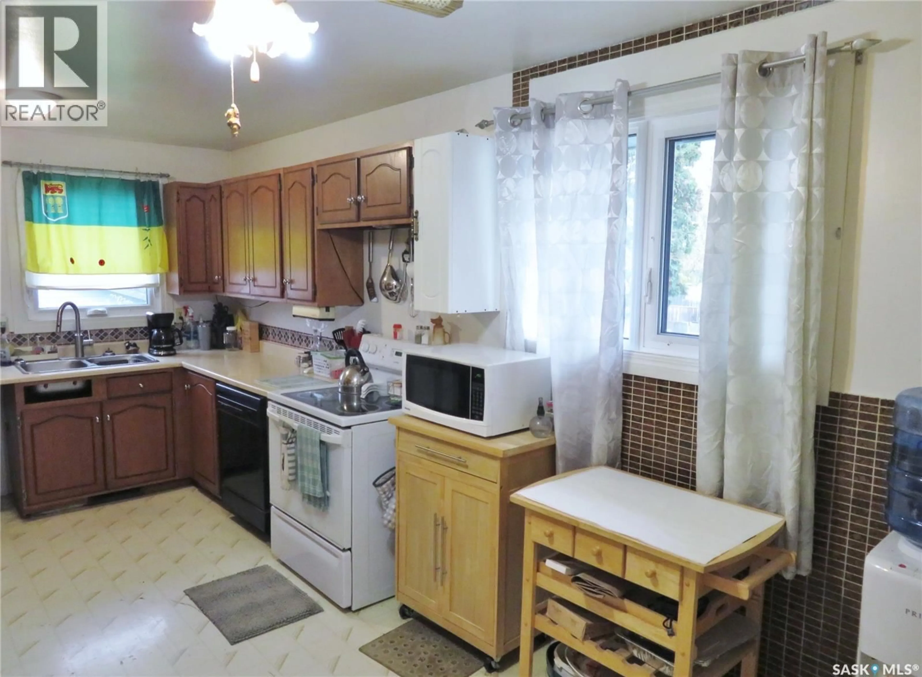 Standard kitchen, unknown for 933 MACKLEM DRIVE, Saskatoon Saskatchewan S7L4R7