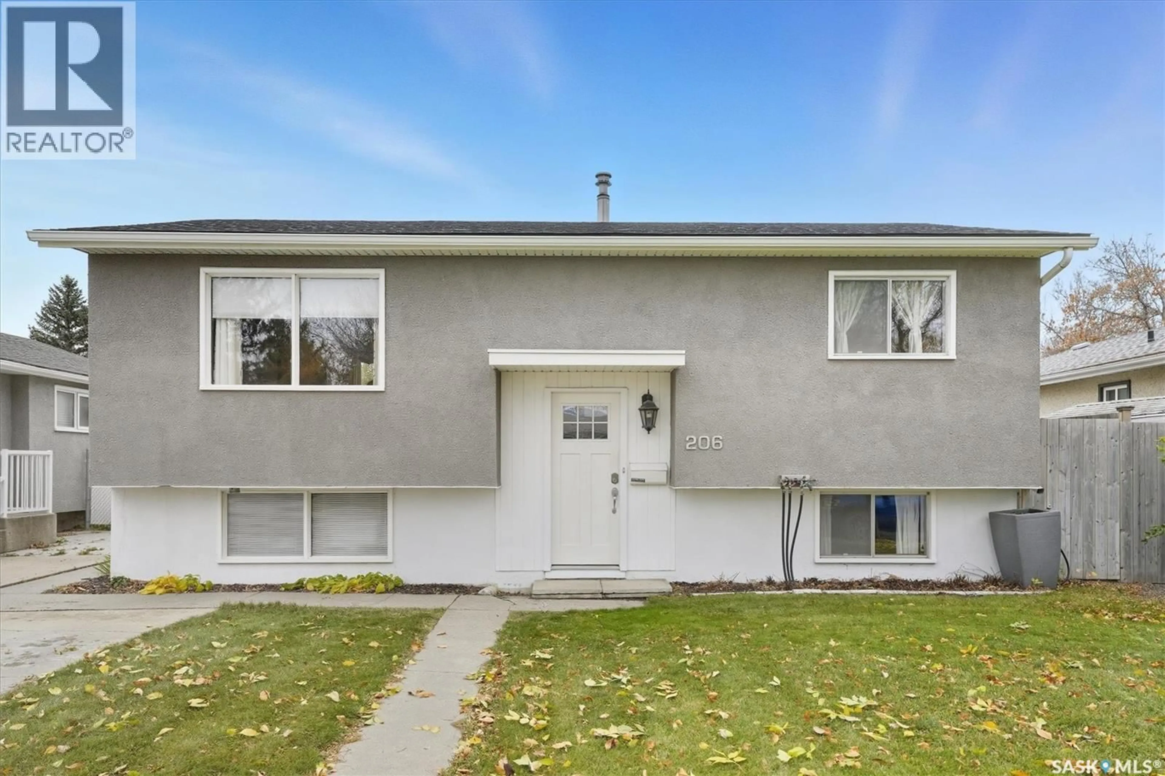 Home with vinyl exterior material, street for 206 WESTERN CRESCENT, Saskatoon Saskatchewan S7H4J6