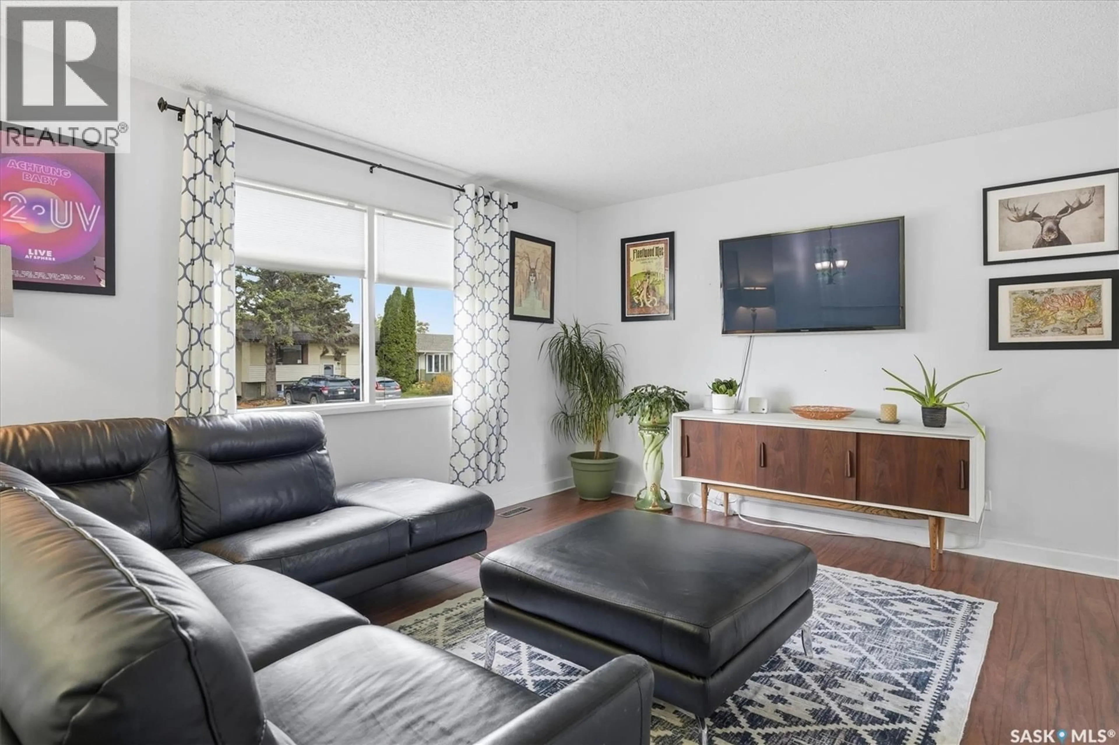 Living room with furniture, unknown for 206 WESTERN CRESCENT, Saskatoon Saskatchewan S7H4J6