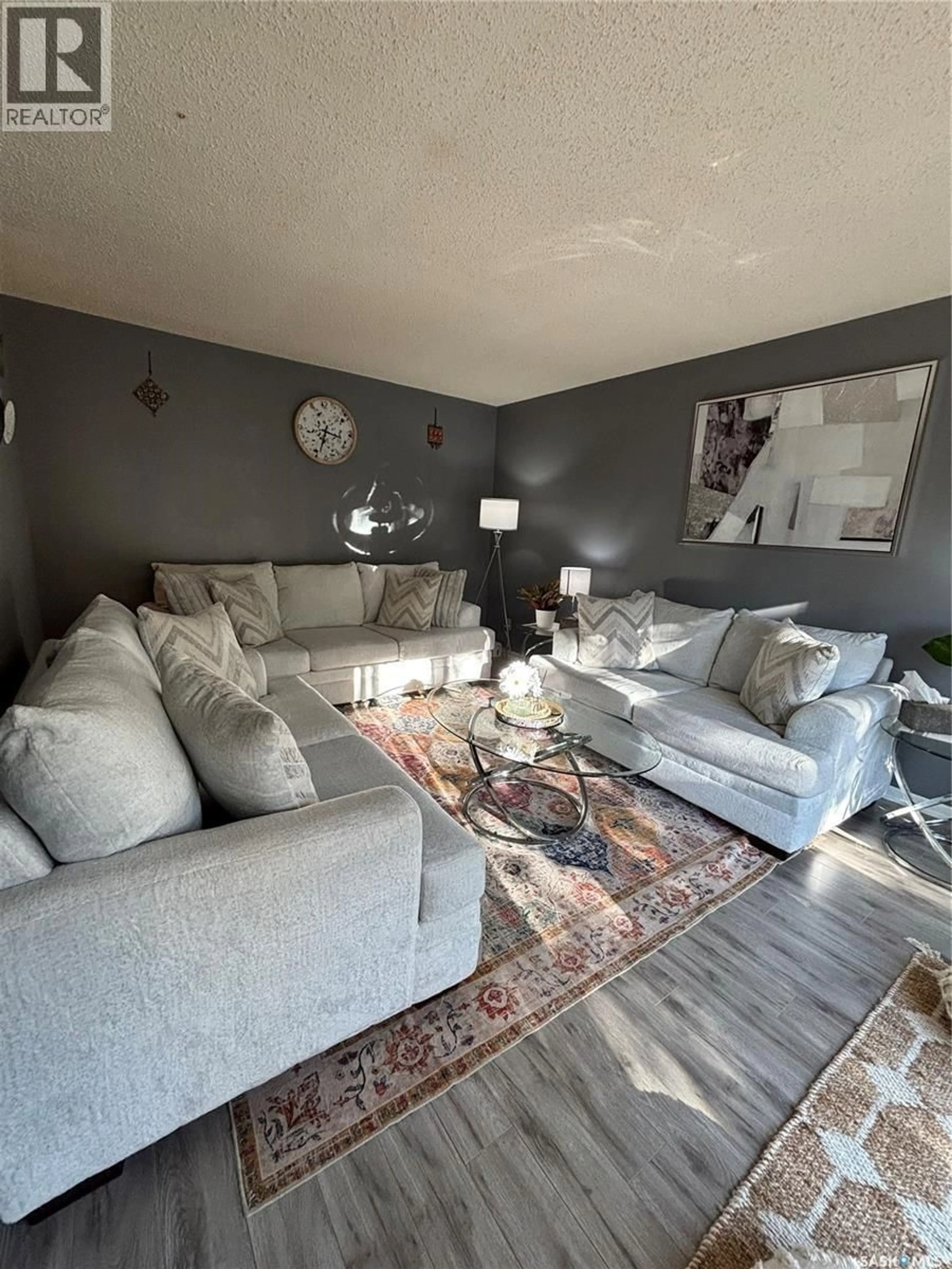 Living room with furniture, unknown for 335 AVONDALE ROAD, Saskatoon Saskatchewan S7H5B4