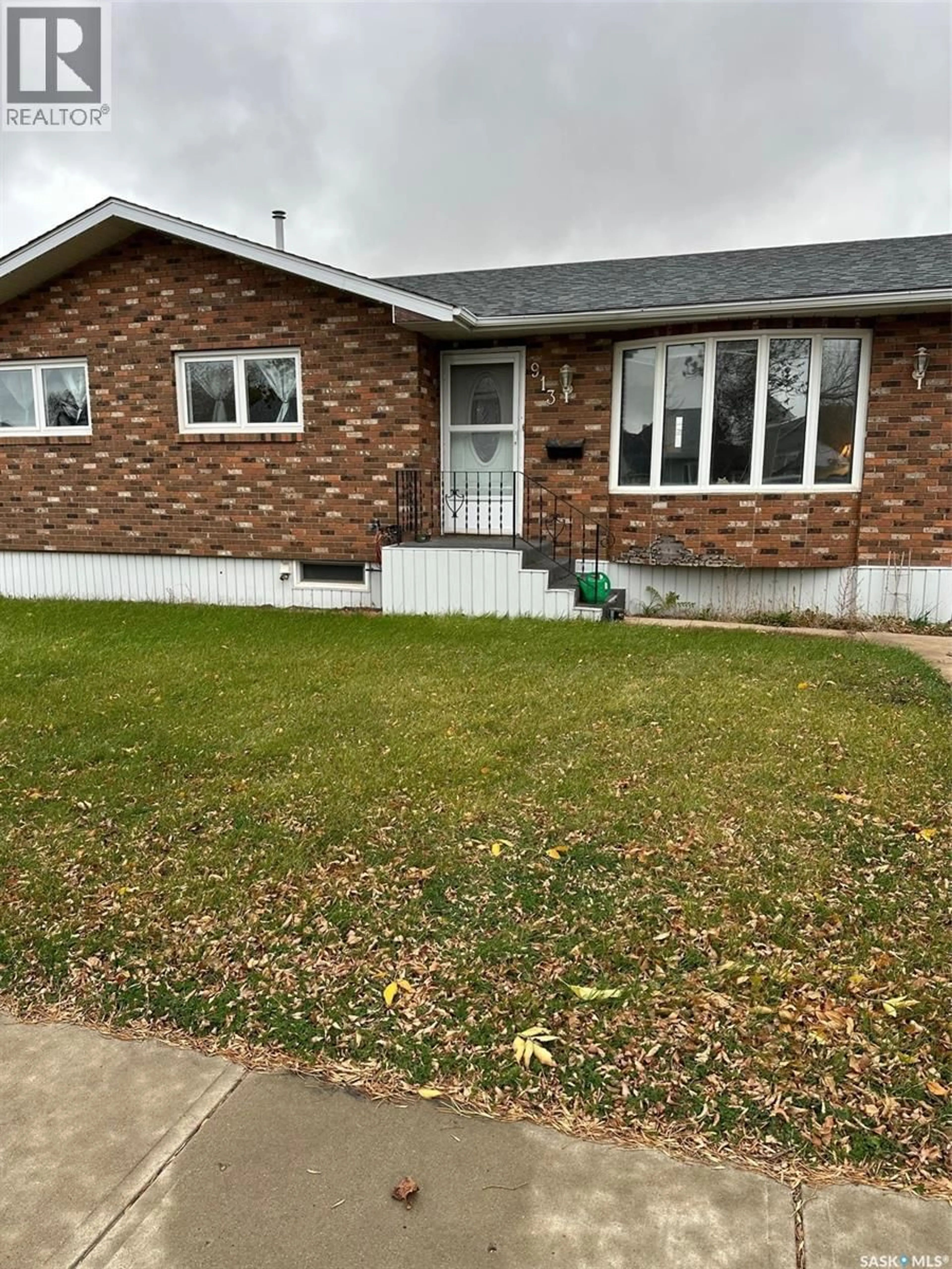 Home with vinyl exterior material, street for 913 THIRD STREET, Estevan Saskatchewan S4A0R2