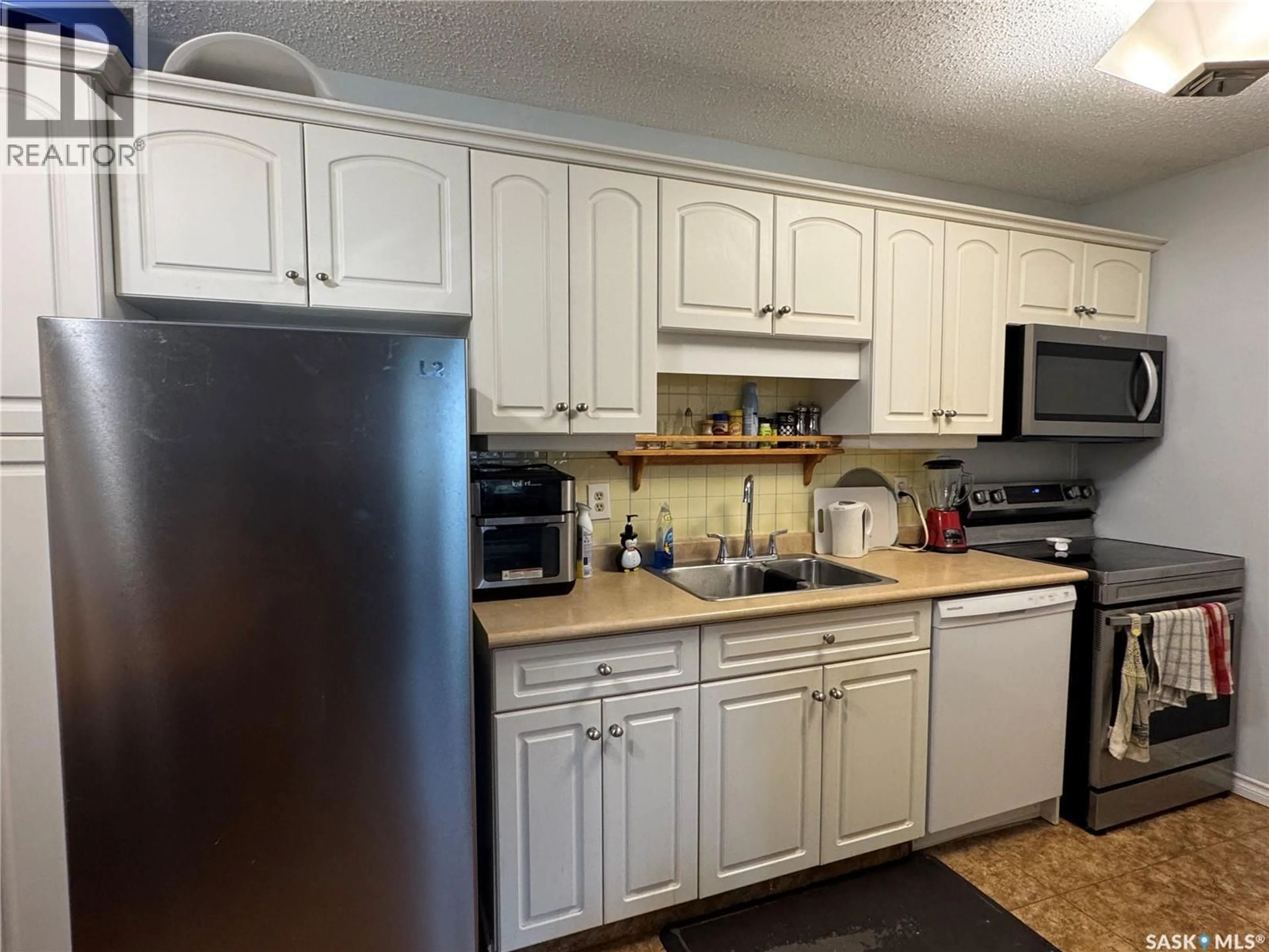 Standard kitchen, unknown for 109 - 2911 HARDING STREET, Regina Saskatchewan S4V1B9