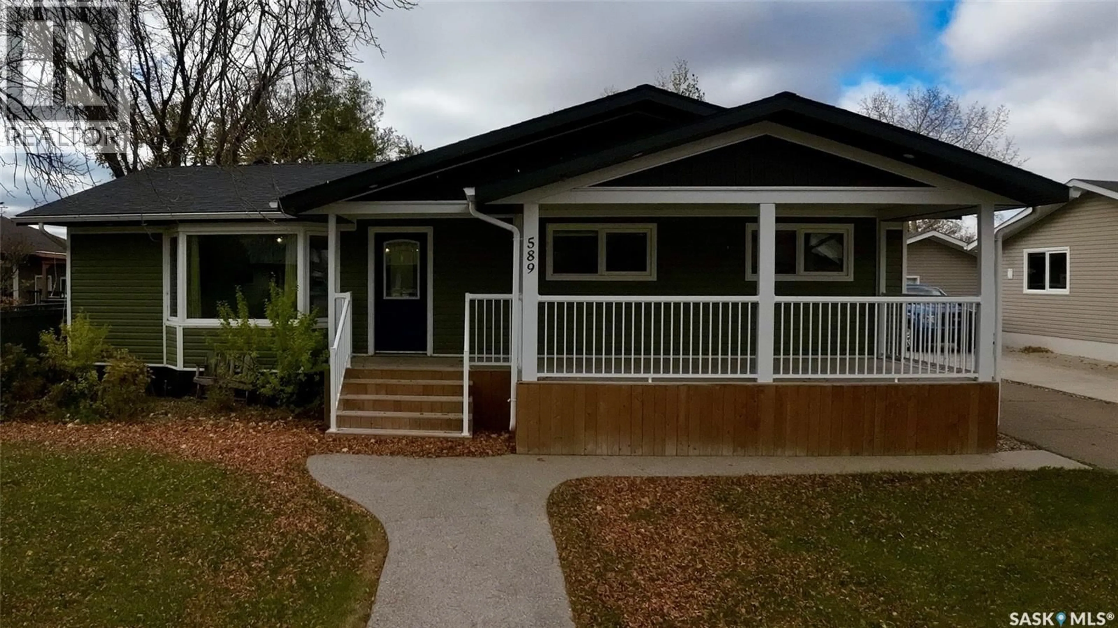 Home with vinyl exterior material, street for 589 POPLAR CRESCENT, Shaunavon Saskatchewan S0N2M0