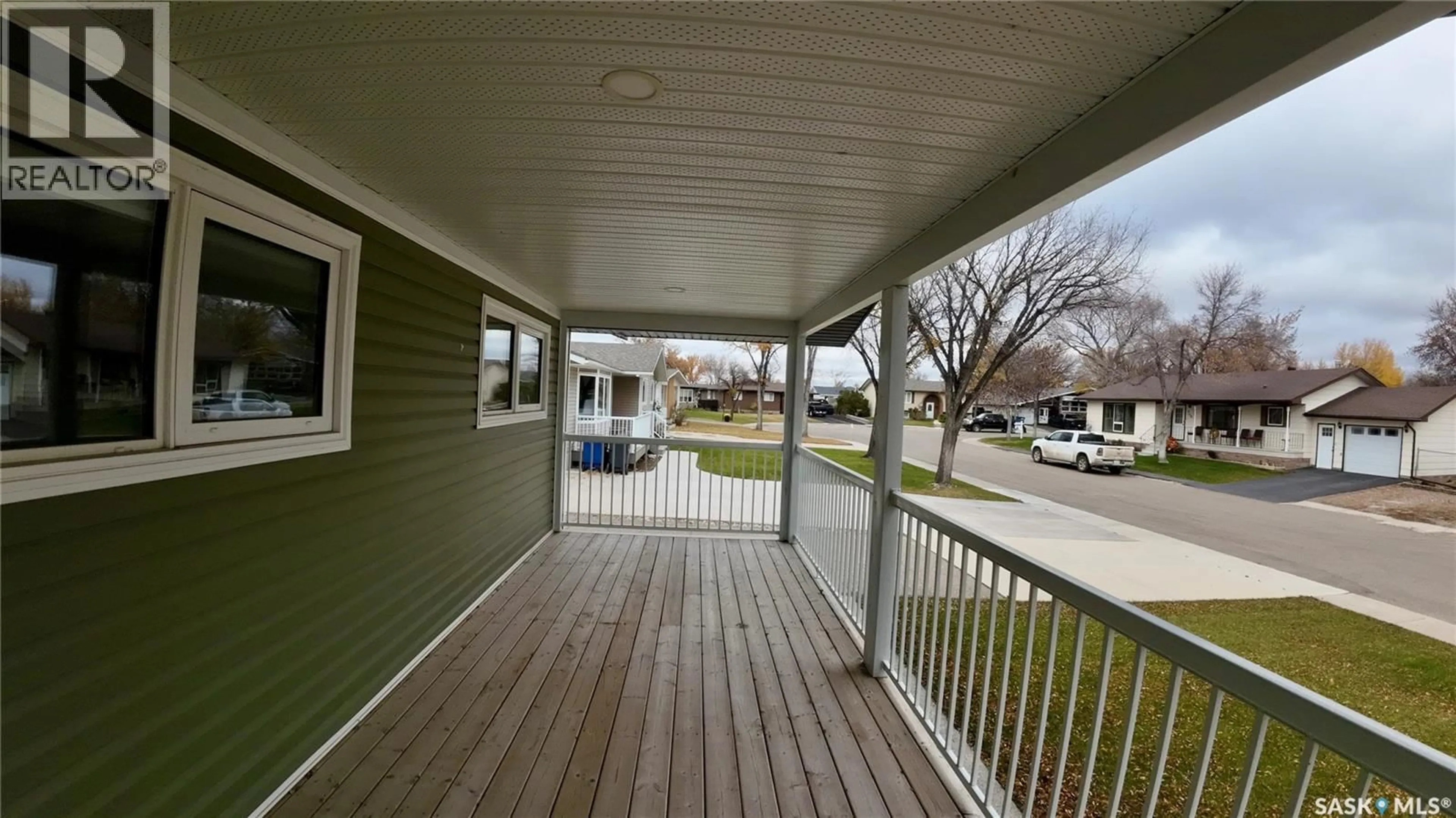 Patio, street for 589 POPLAR CRESCENT, Shaunavon Saskatchewan S0N2M0