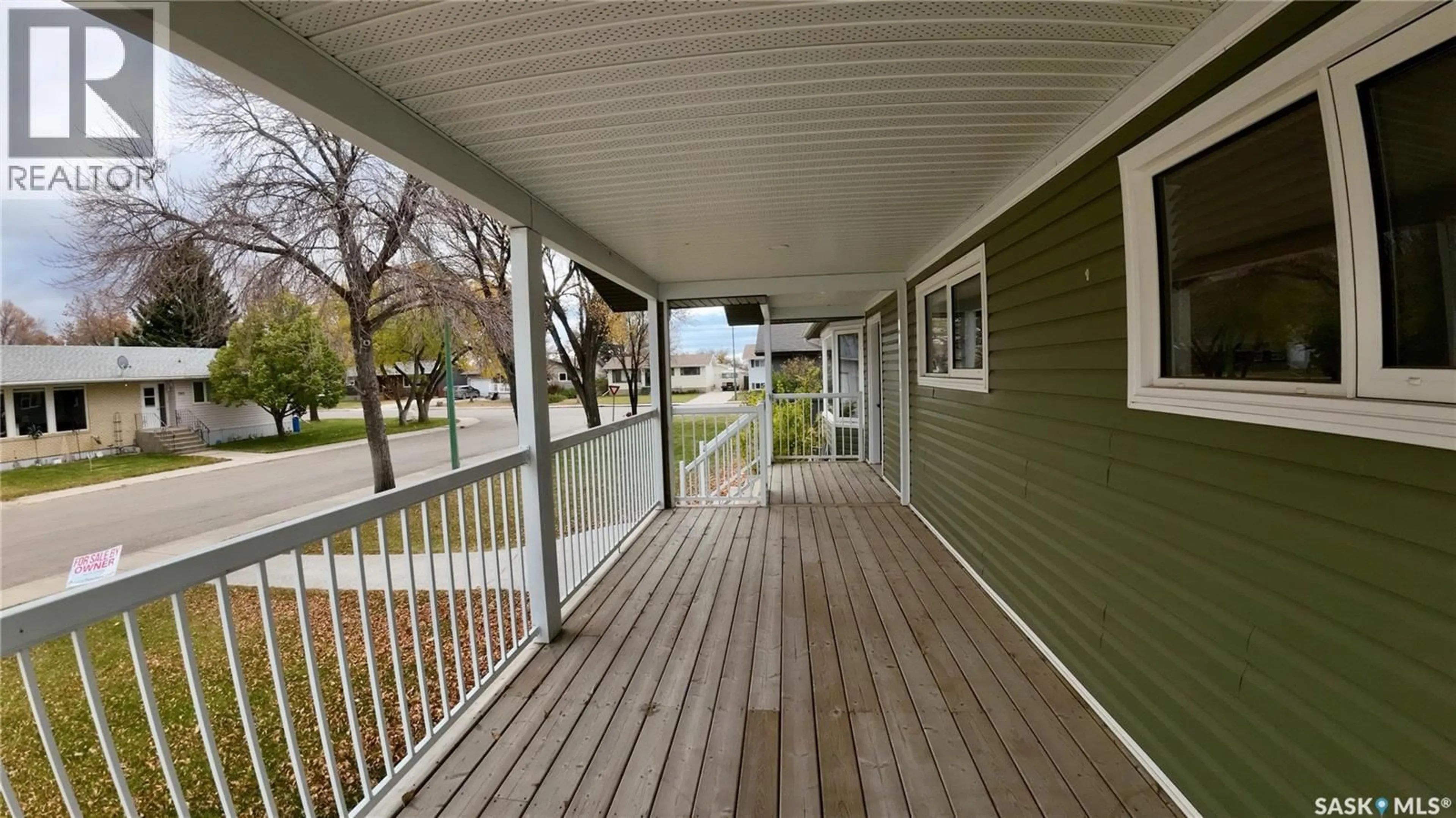 Patio, street for 589 POPLAR CRESCENT, Shaunavon Saskatchewan S0N2M0