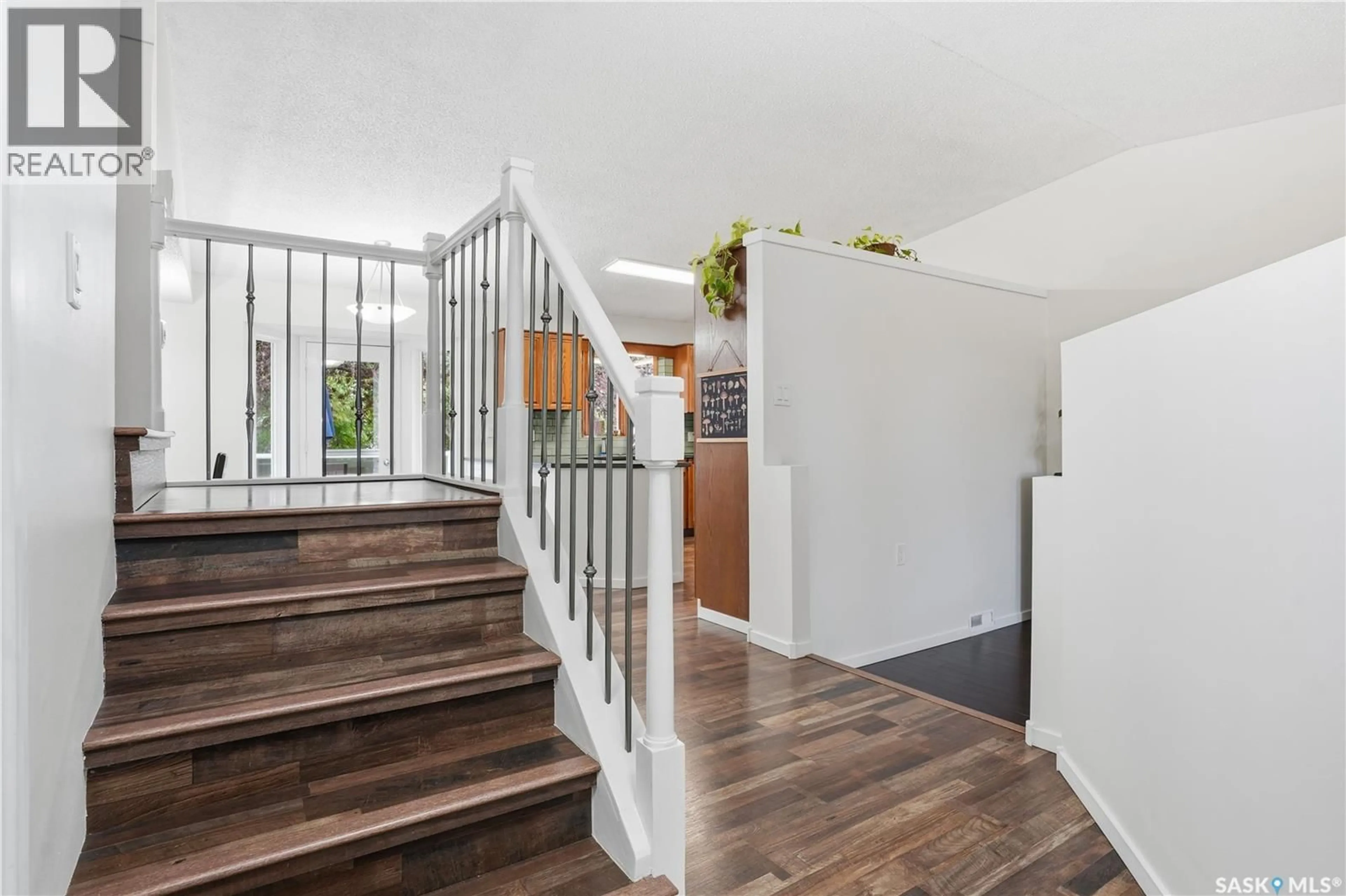 Indoor entryway for E - 3327 COUGHLIN BAY, Regina Saskatchewan S4V1W3