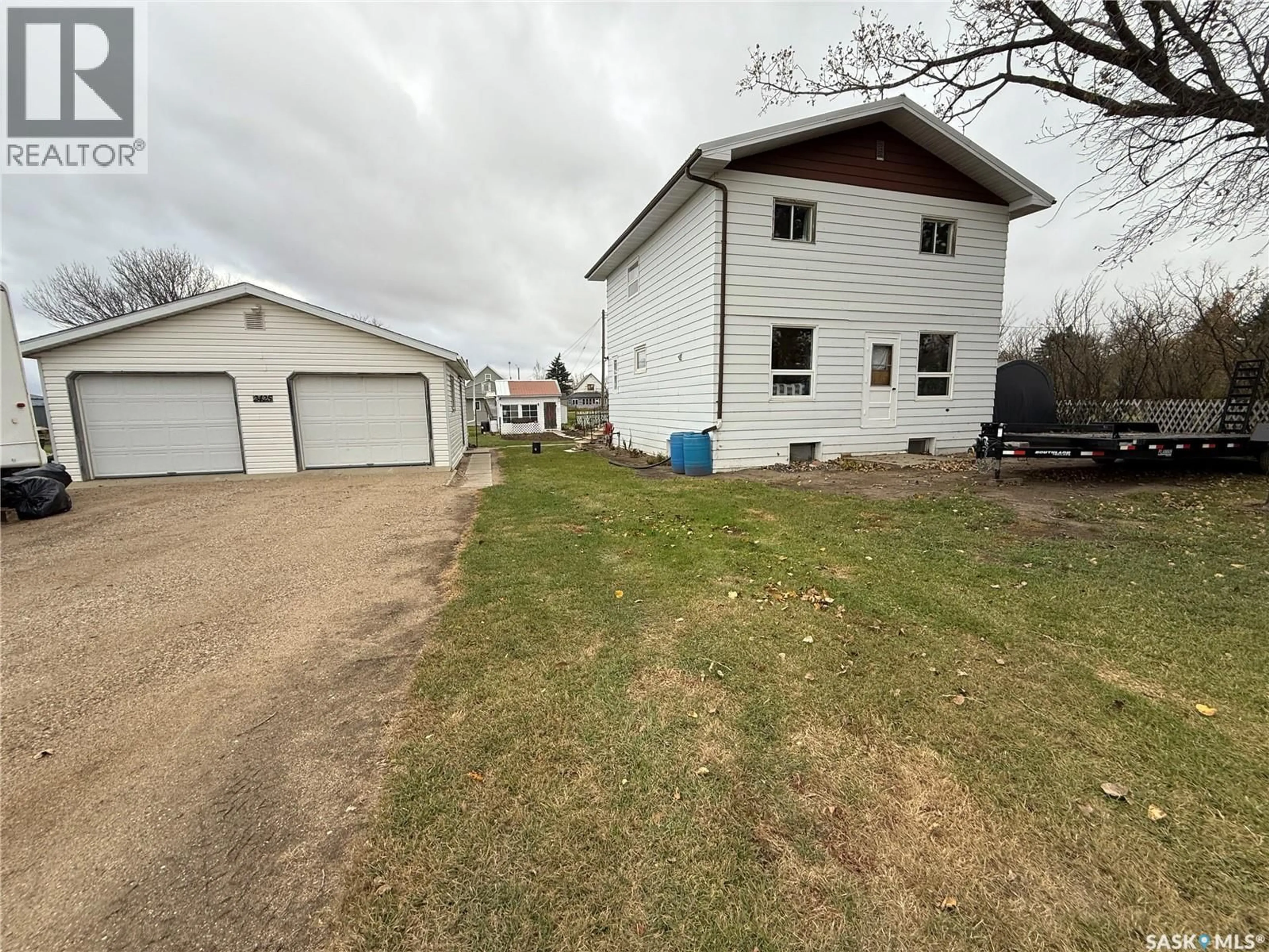 A pic from outside/outdoor area/front of a property/back of a property/a pic from drone, building for 2425 HALIFAX STREET, Halbrite Saskatchewan S0C1H0