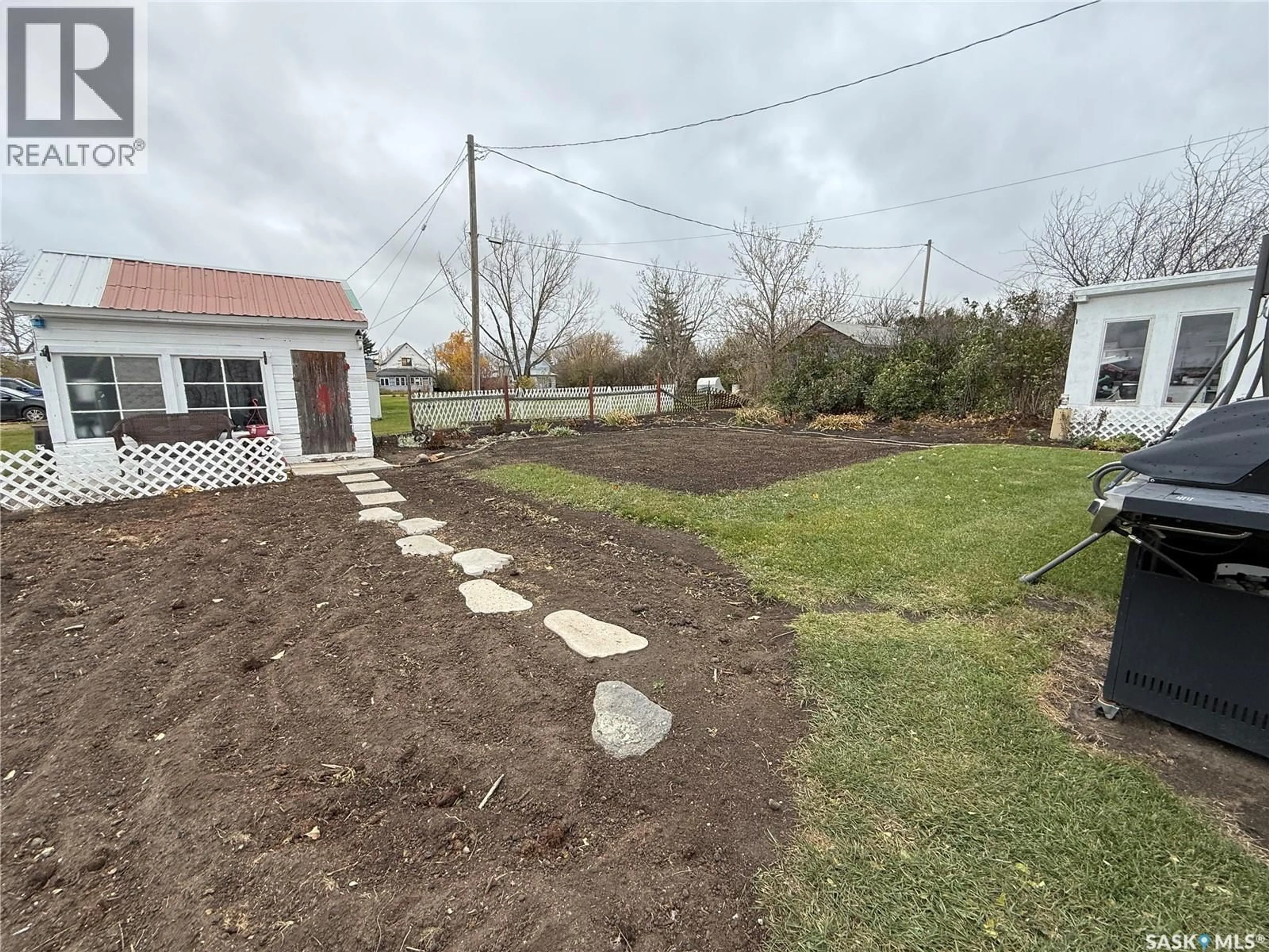 A pic from outside/outdoor area/front of a property/back of a property/a pic from drone, street for 2425 HALIFAX STREET, Halbrite Saskatchewan S0C1H0