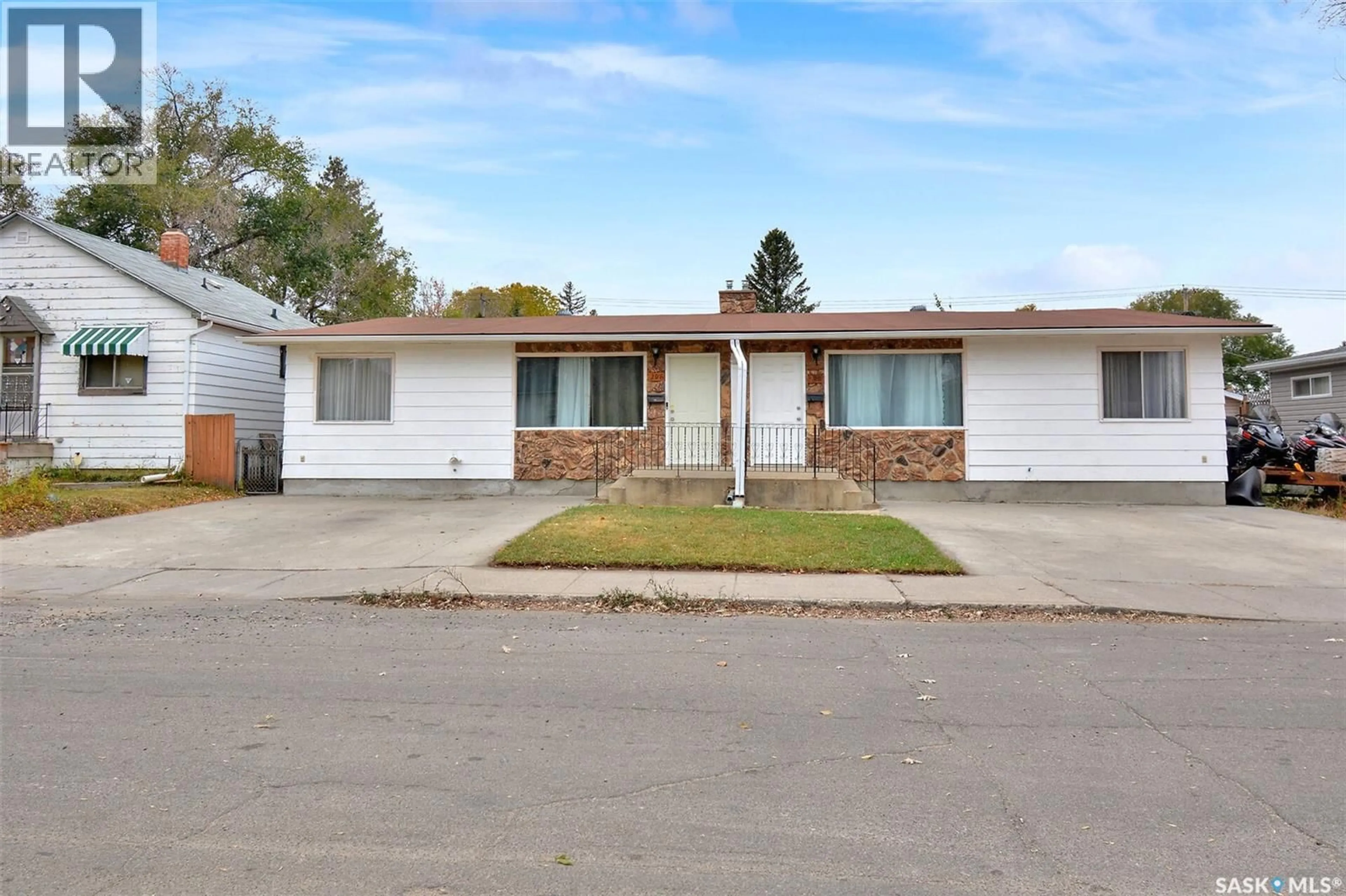 Home with vinyl exterior material, street for 207-209 S AVENUE N, Saskatoon Saskatchewan S7L2Z7