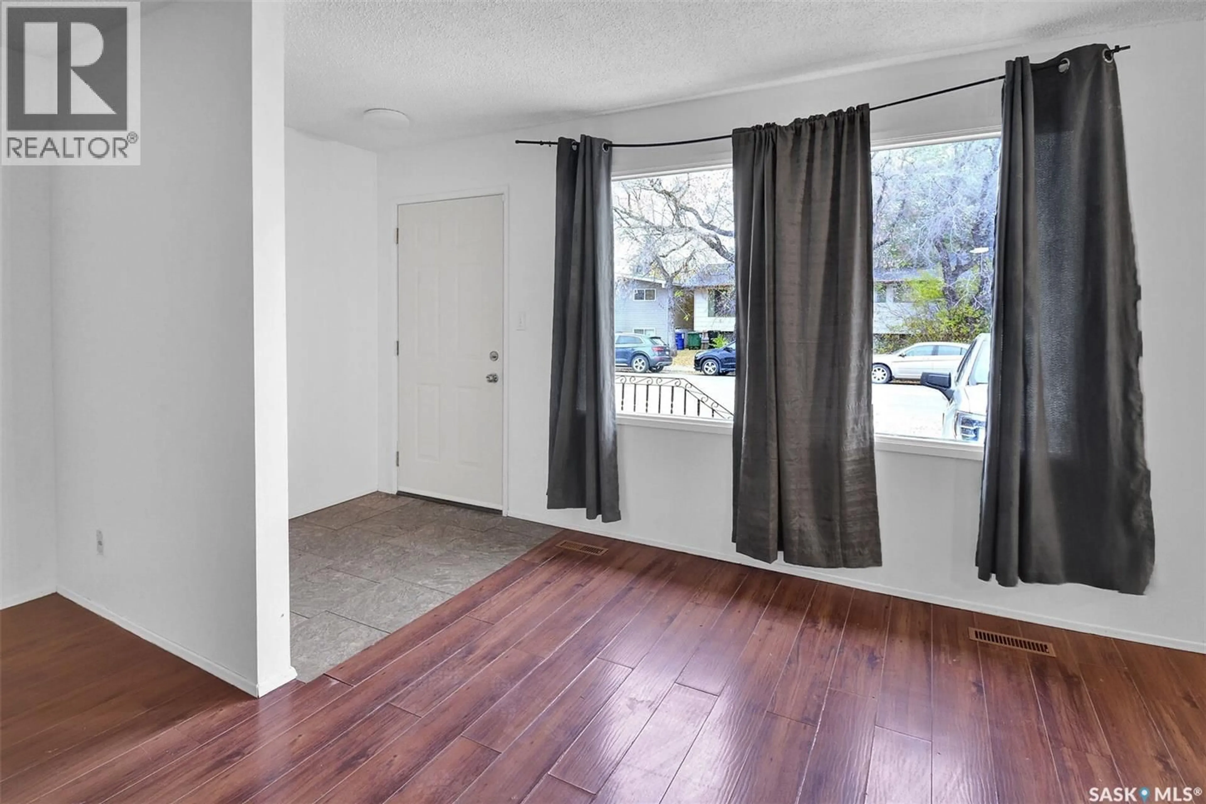 Indoor entryway for 207-209 S AVENUE N, Saskatoon Saskatchewan S7L2Z7