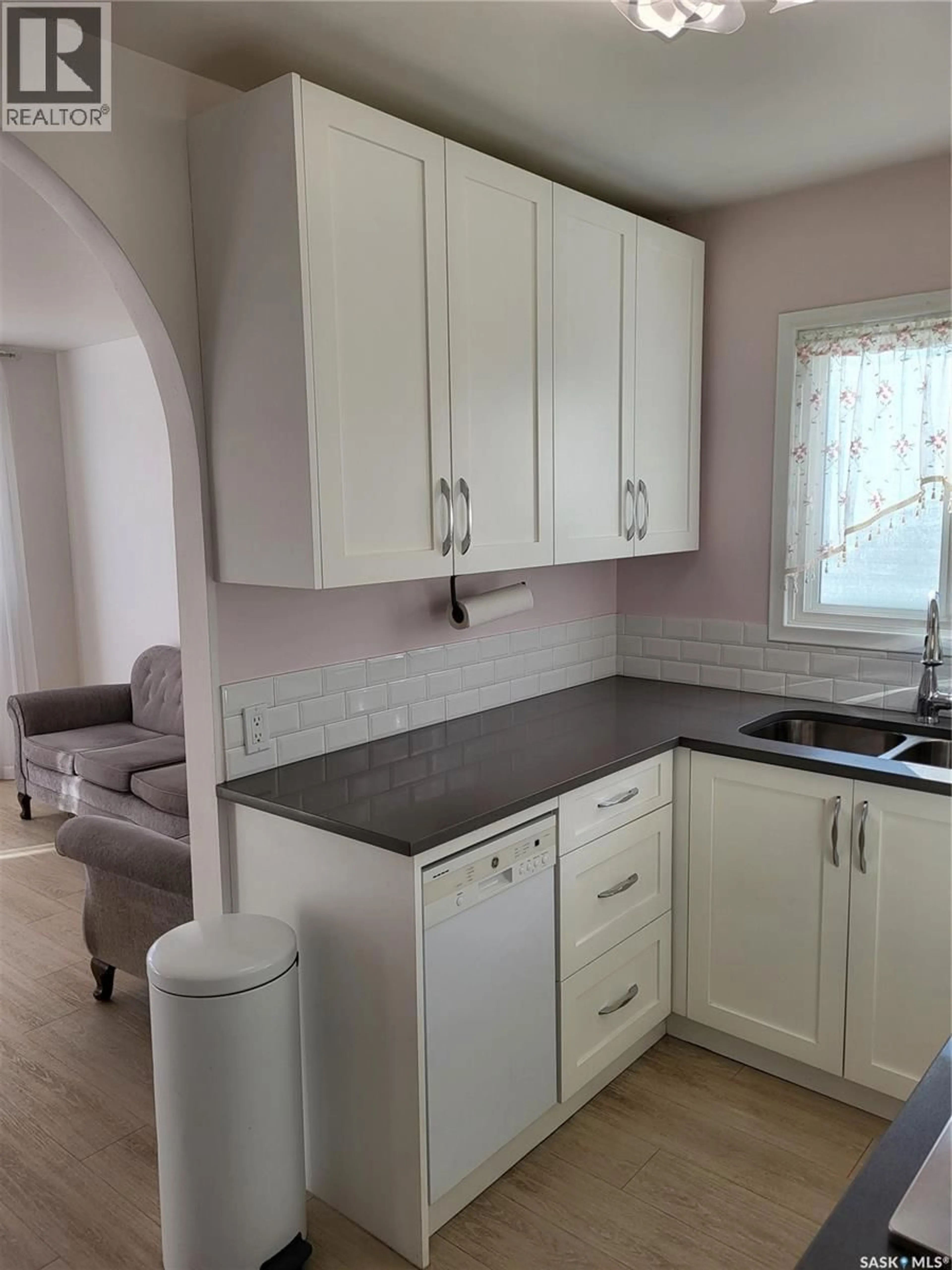 Standard kitchen, unknown for 451 S AVENUE S, Saskatoon Saskatchewan S7M3A3