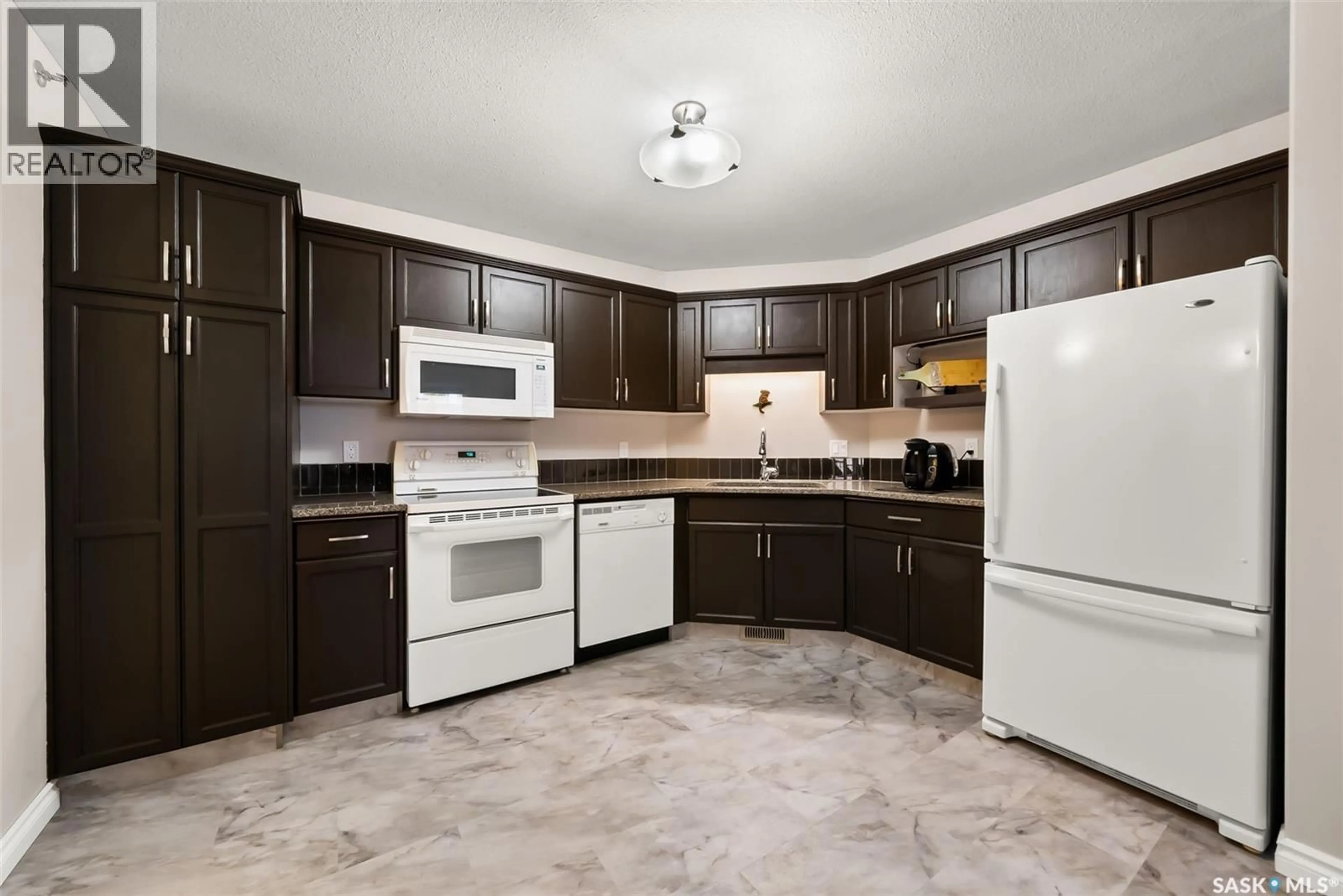 Standard kitchen, ceramic/tile floor for 404 28 KLEISINGER CRESCENT, Regina Saskatchewan S4R8T8