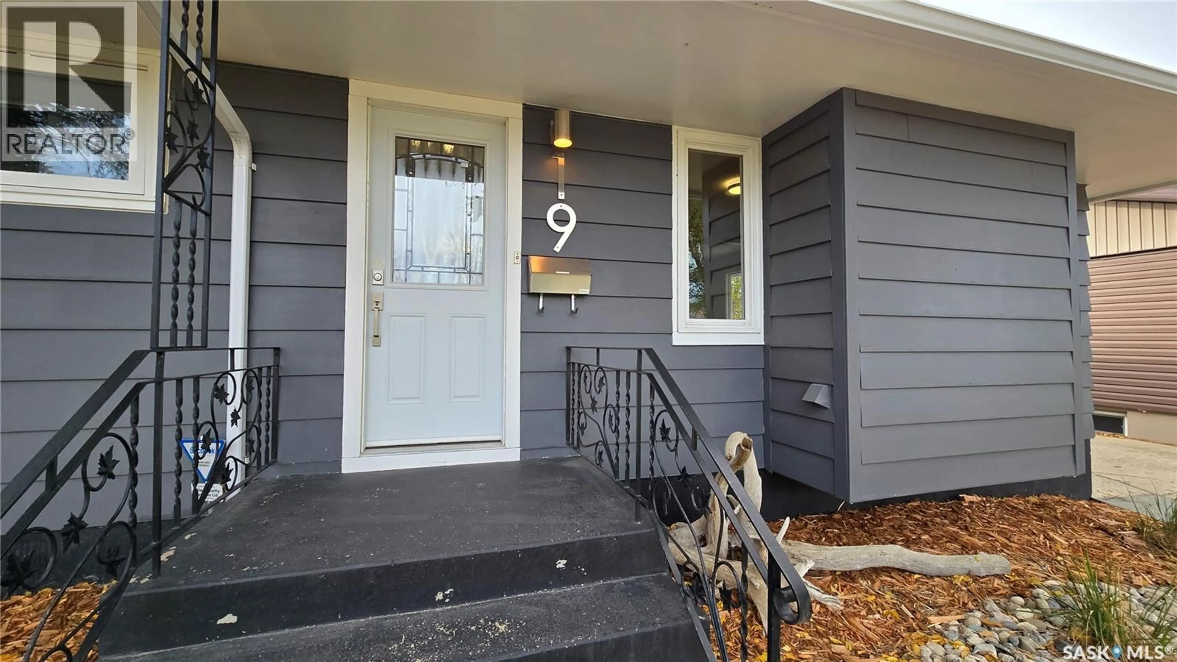 Indoor entryway for 19 DEMARCO DRIVE, Regina Saskatchewan S4T5W7
