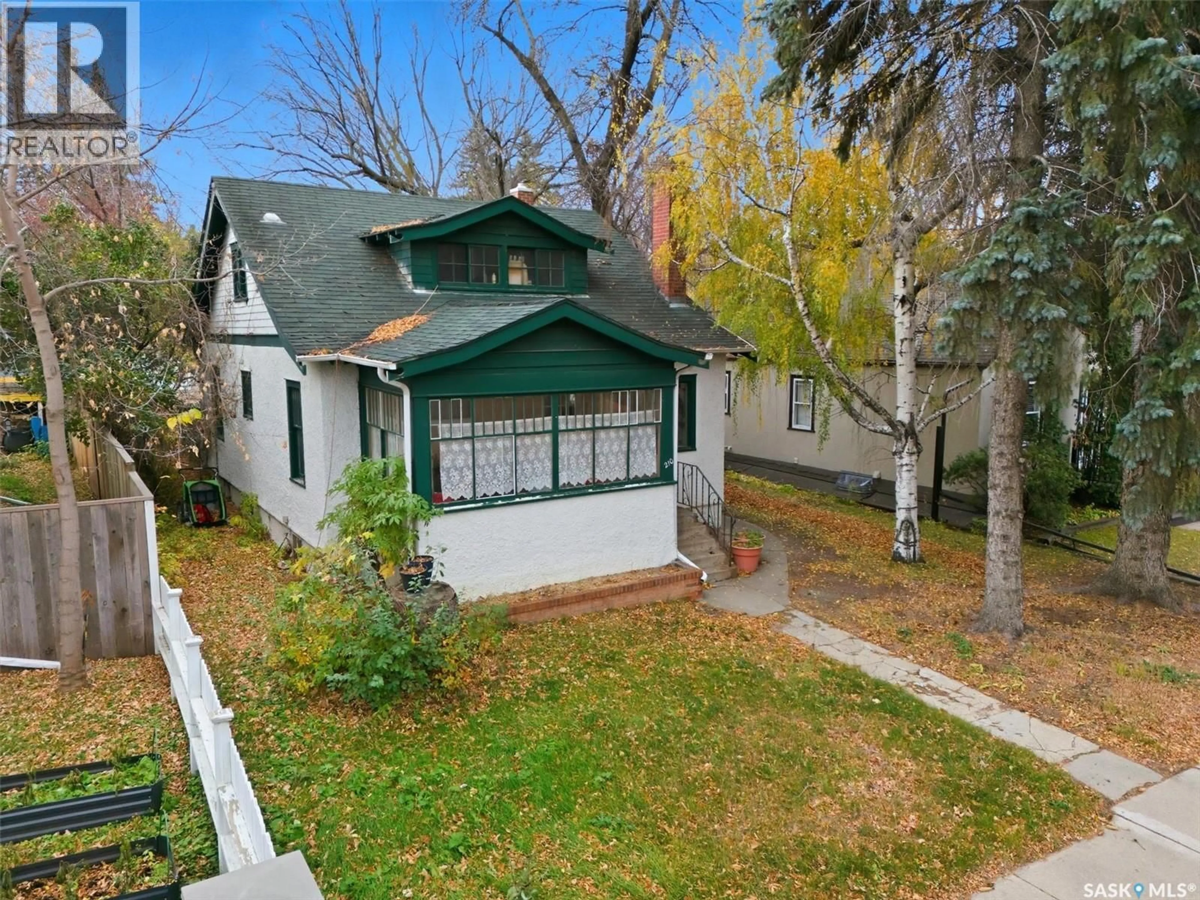 A pic from outside/outdoor area/front of a property/back of a property/a pic from drone, street for 210 8TH STREET, Saskatoon Saskatchewan S7H0P3