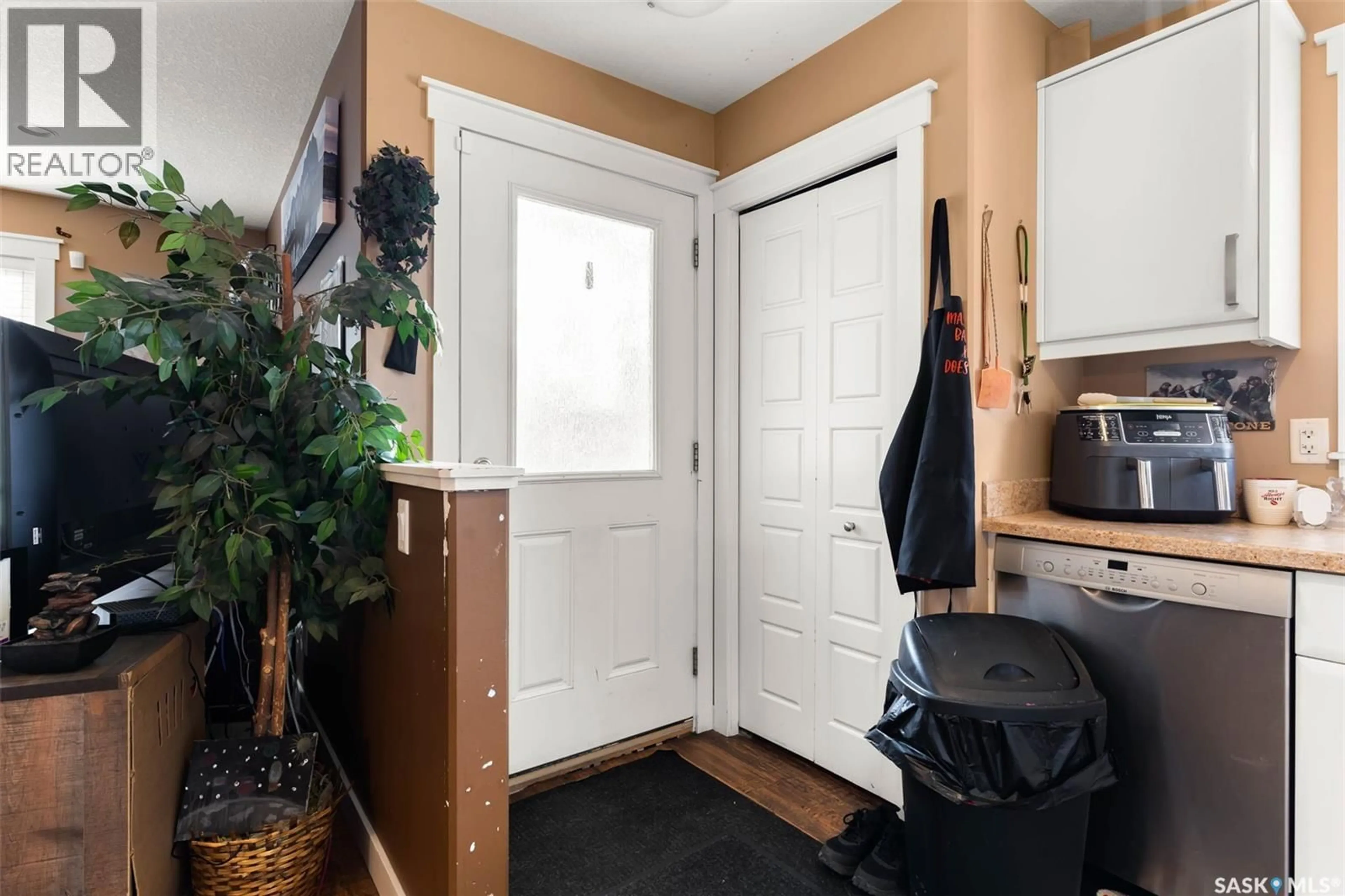 Indoor entryway for 1358 ARTHUR STREET, Regina Saskatchewan S4T4V8