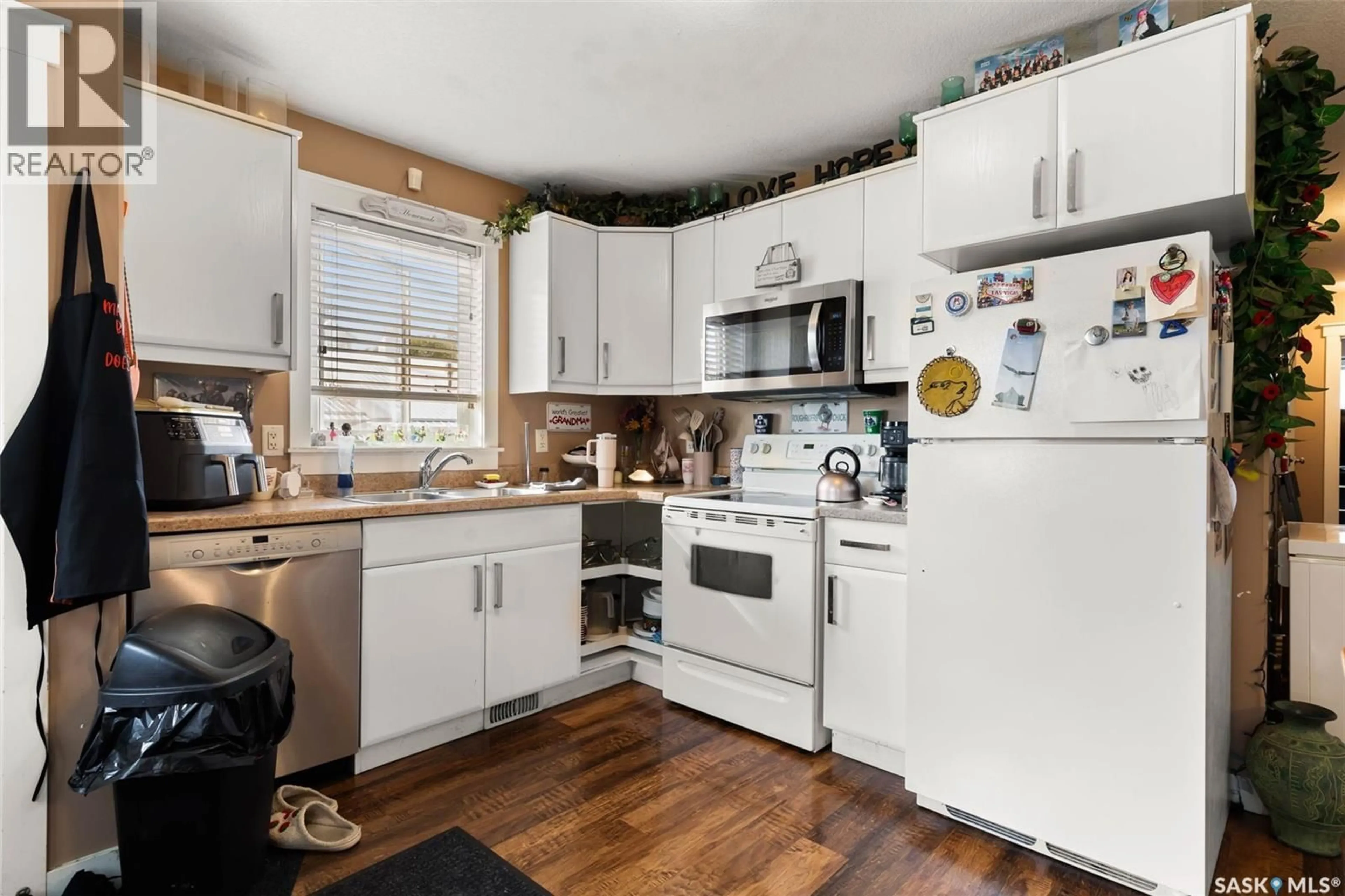 Standard kitchen, wood/laminate floor for 1358 ARTHUR STREET, Regina Saskatchewan S4T4V8