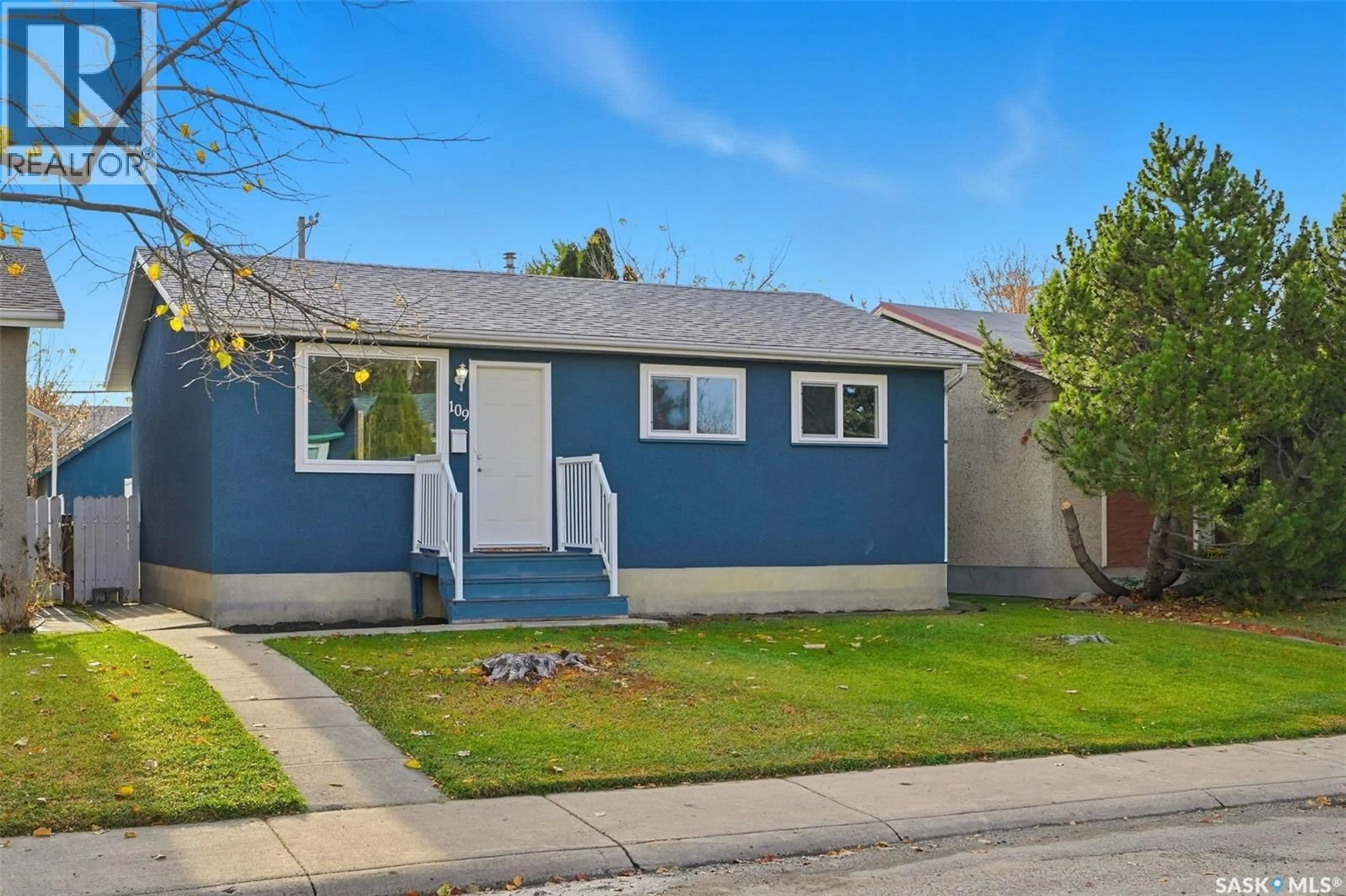 Home with vinyl exterior material, street for 109 GRANT STREET, Saskatoon Saskatchewan S7N2A2