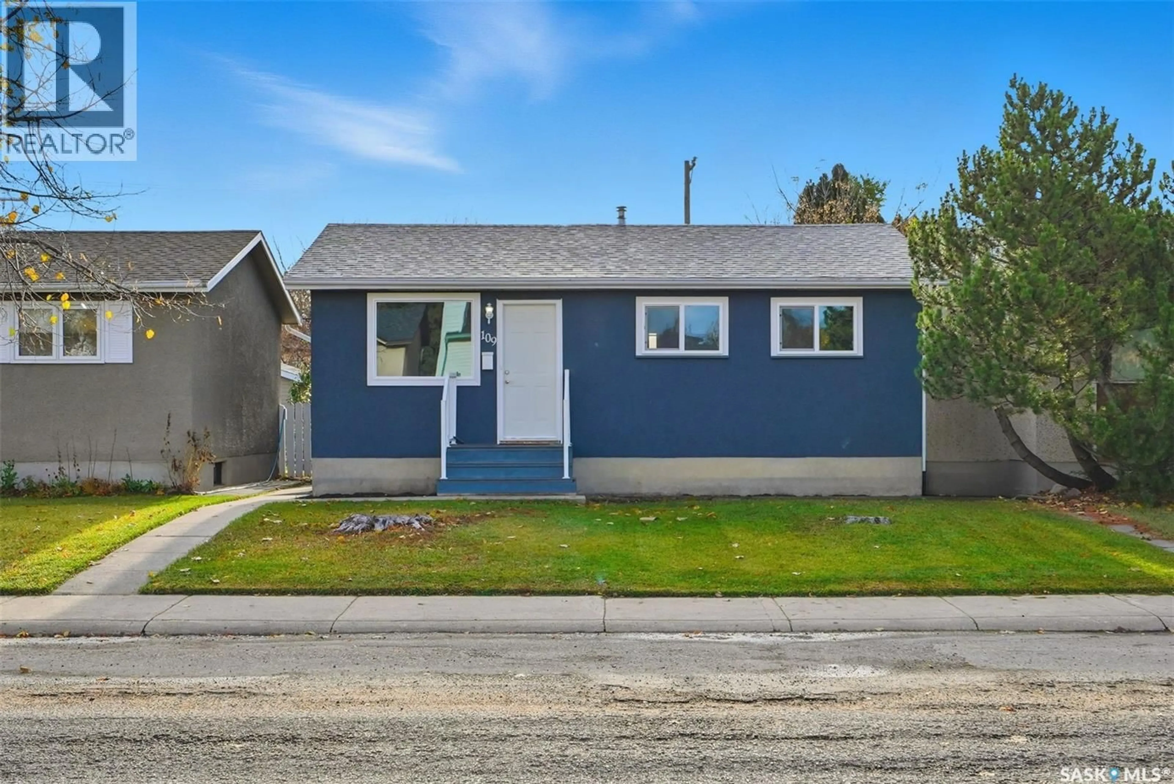 Home with vinyl exterior material, street for 109 GRANT STREET, Saskatoon Saskatchewan S7N2A2