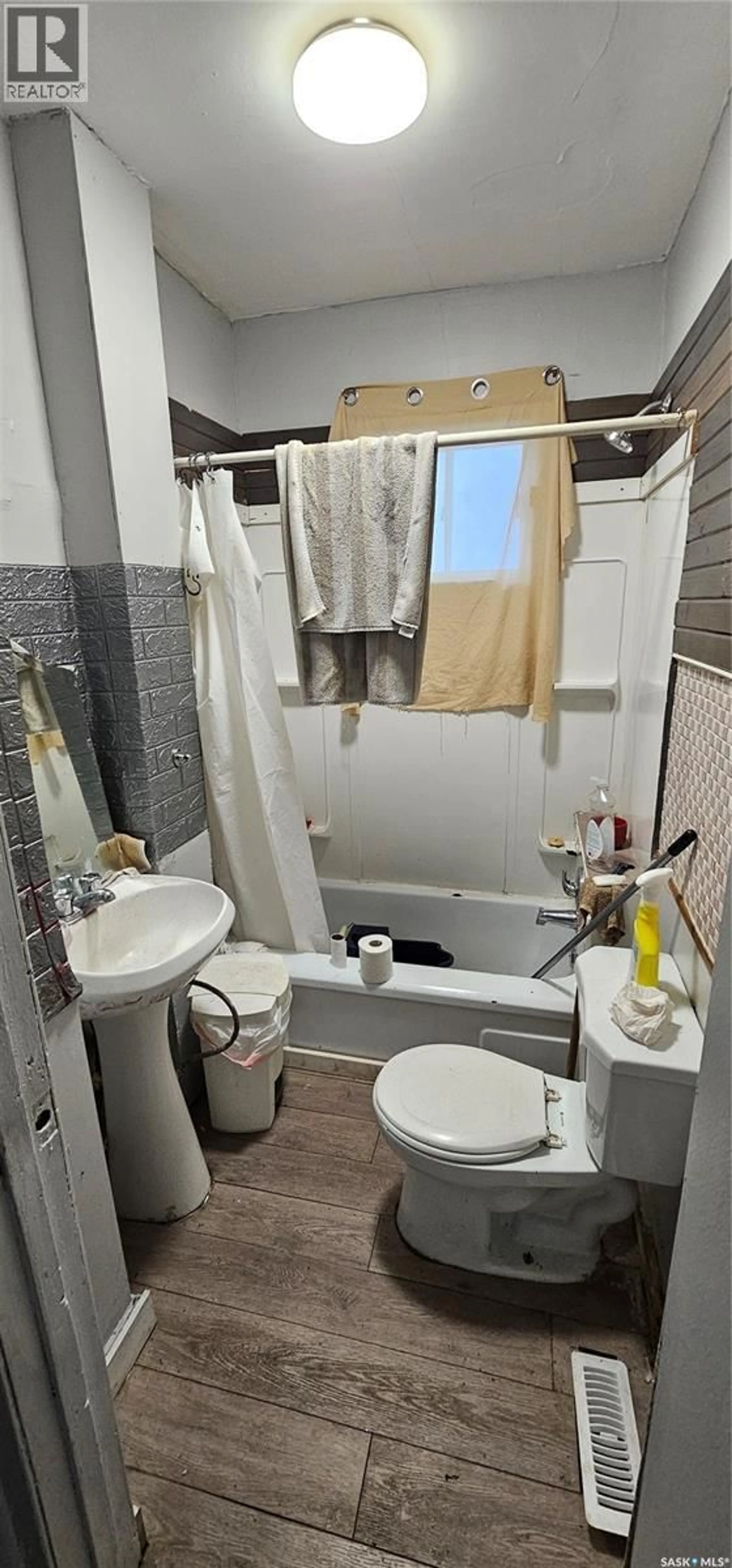 Standard bathroom, floor is not visible for 127 M AVENUE, Saskatoon Saskatchewan S7M2K1