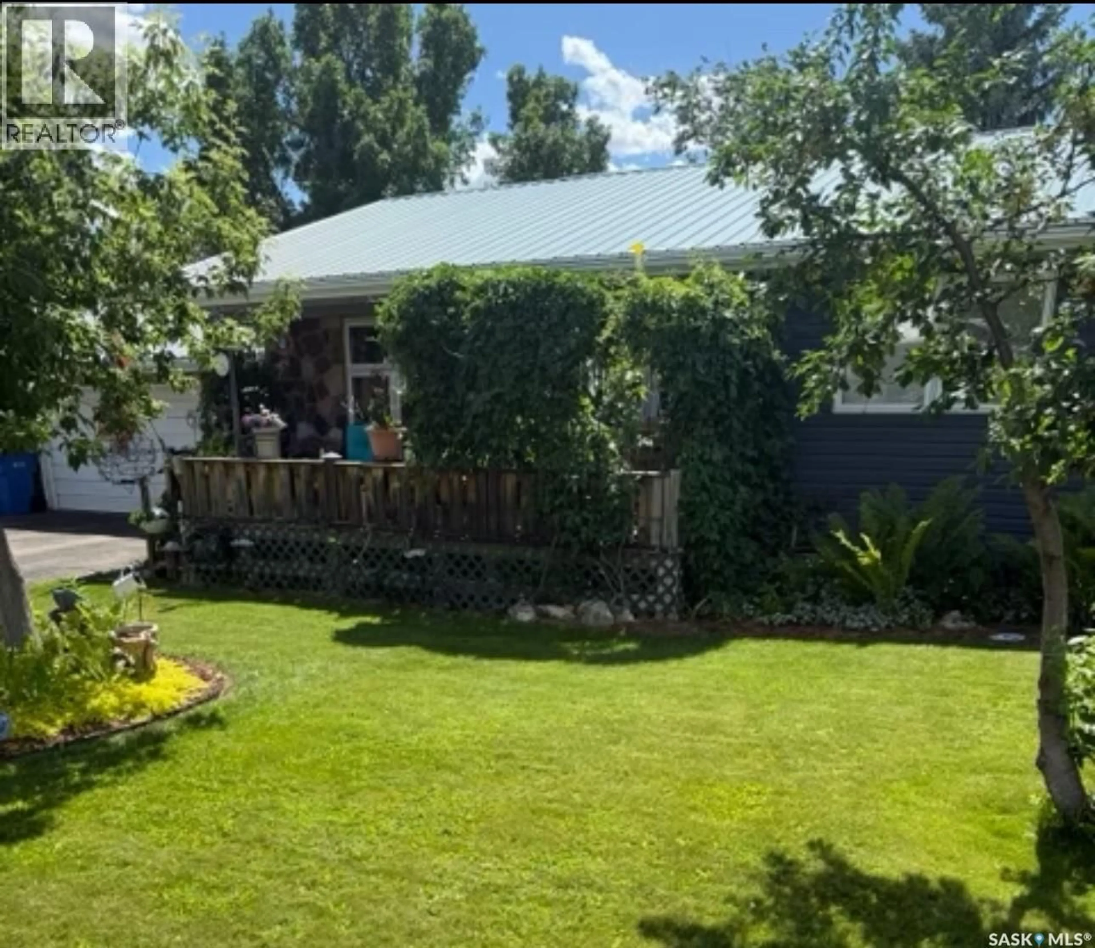 A pic from outside/outdoor area/front of a property/back of a property/a pic from drone, street for 310 2ND AVENUE, Rockglen Saskatchewan S0H0B0