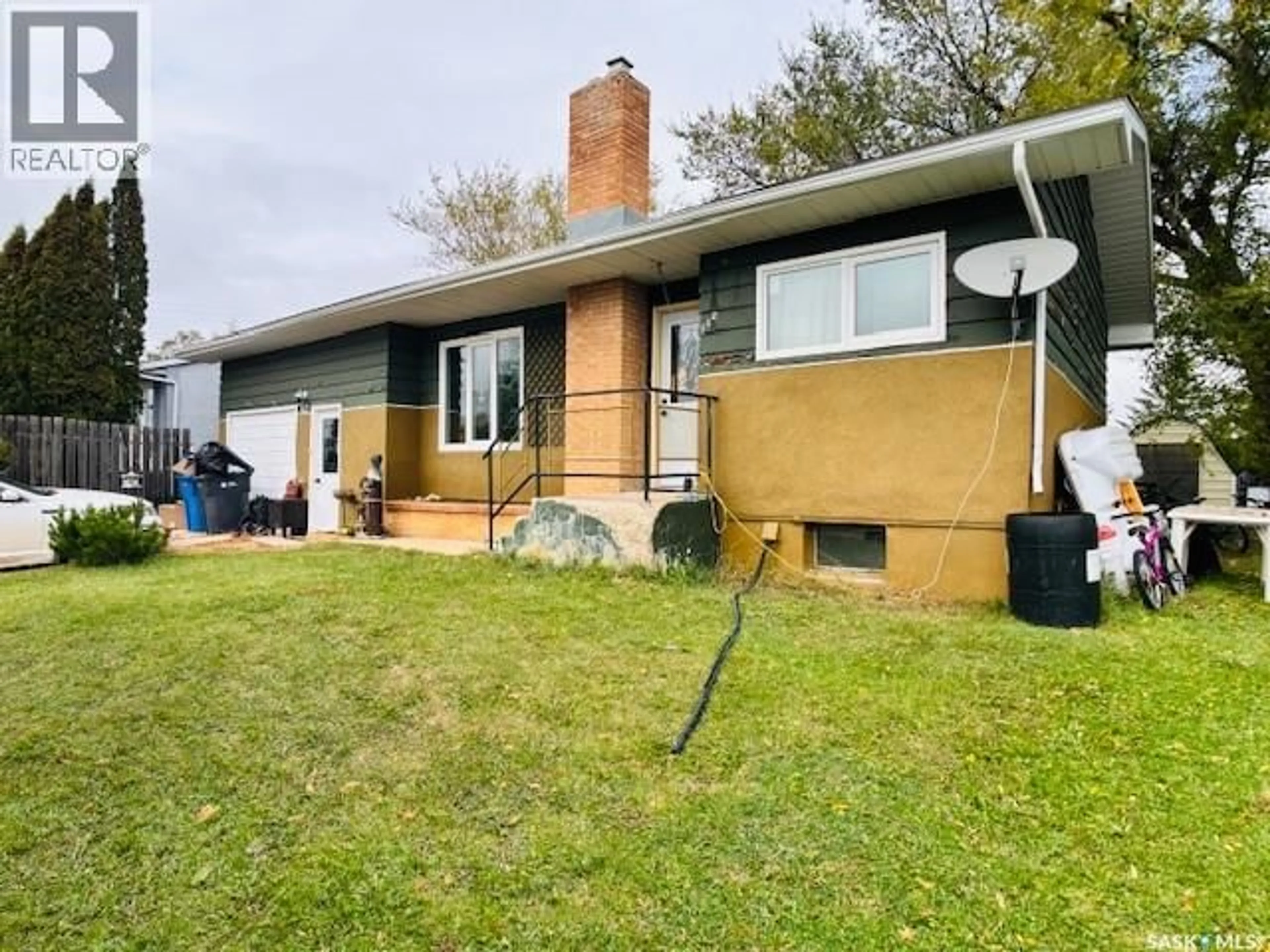 A pic from outside/outdoor area/front of a property/back of a property/a pic from drone, street for 112 FRASER AVENUE, Oxbow Saskatchewan S0C2B0